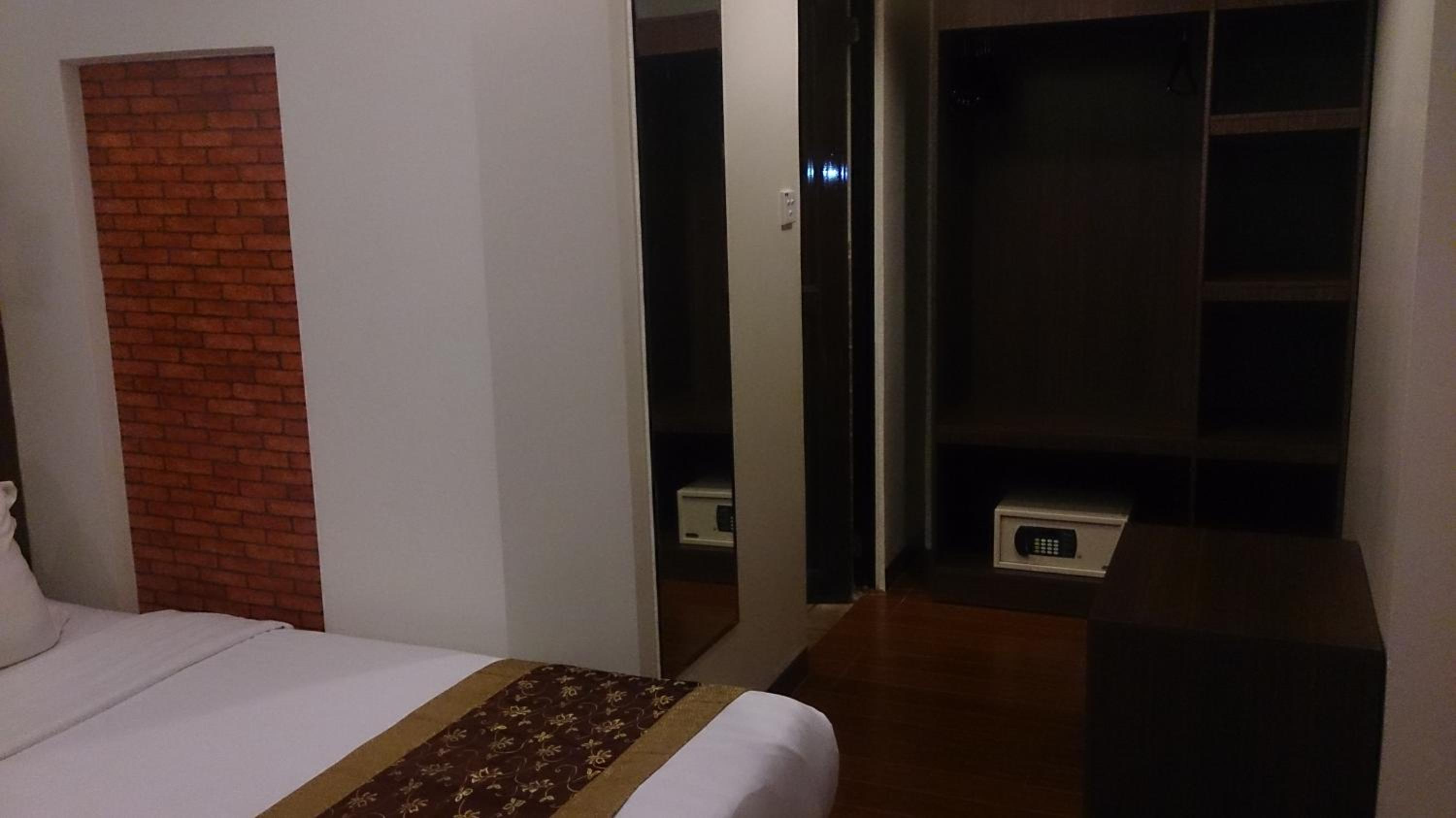 One-Bedroom Soho Apartment - Photo 9