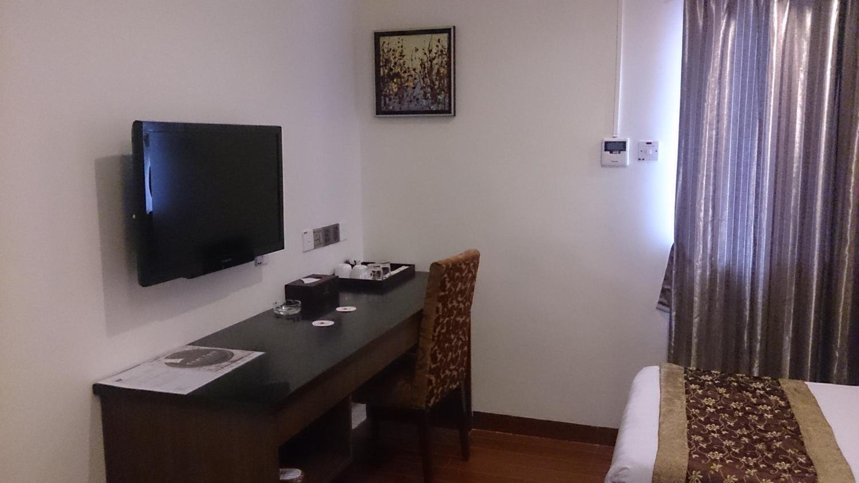 One-Bedroom Soho Apartment - Photo 10