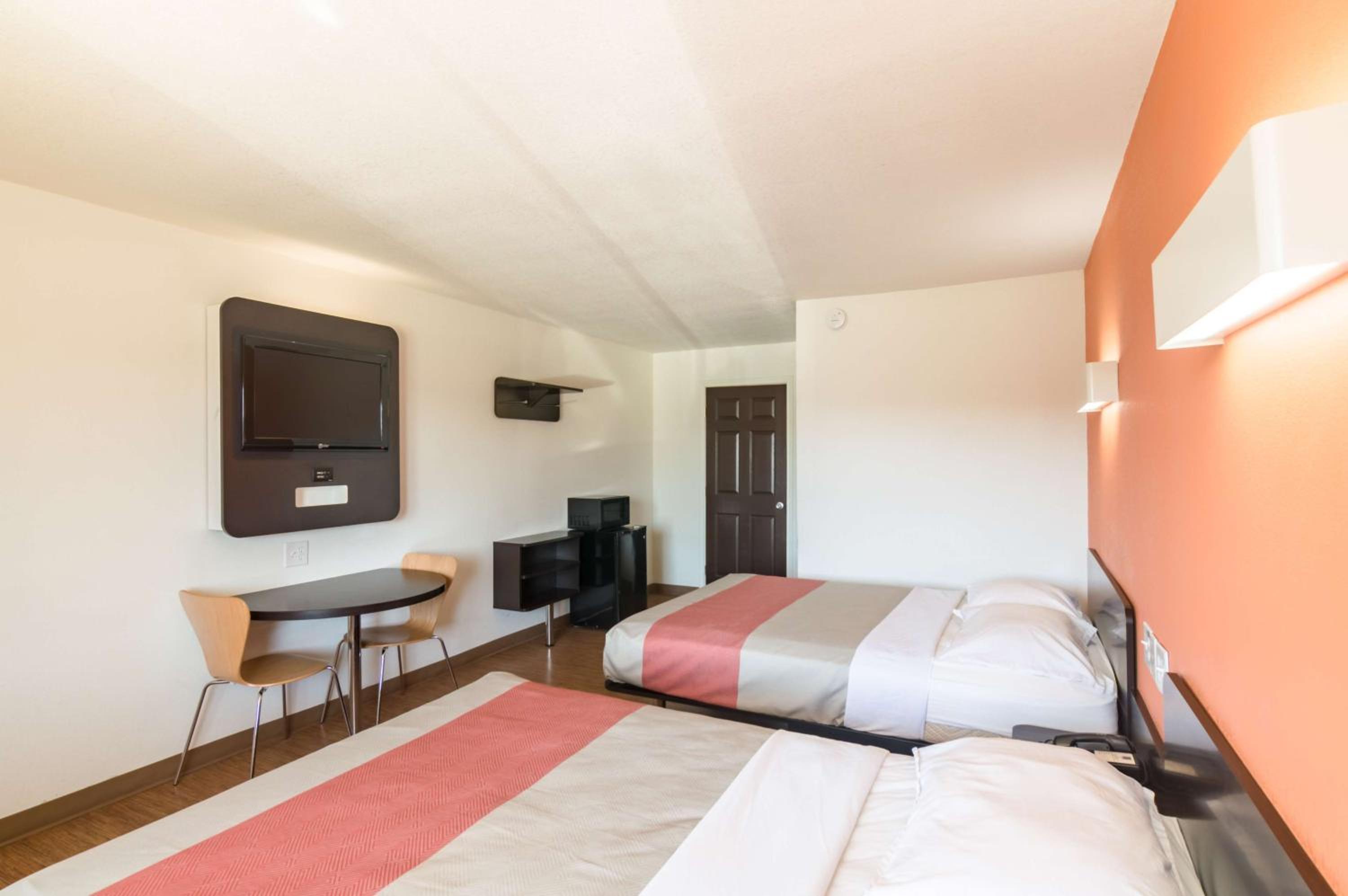 Queen Room with Two Queen Beds - Non-Smoking photo 3