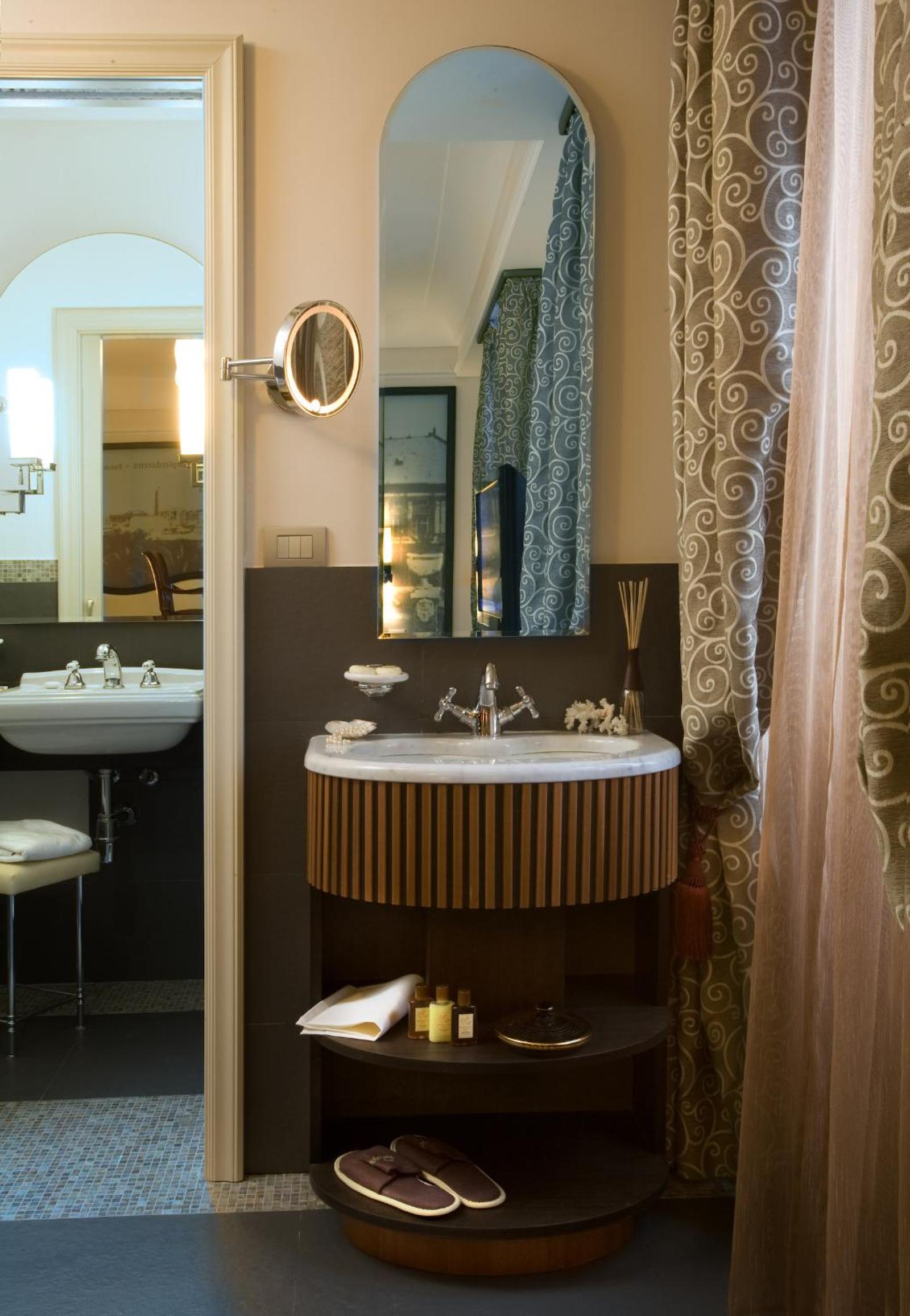 Deluxe Double Room thumbnail 6