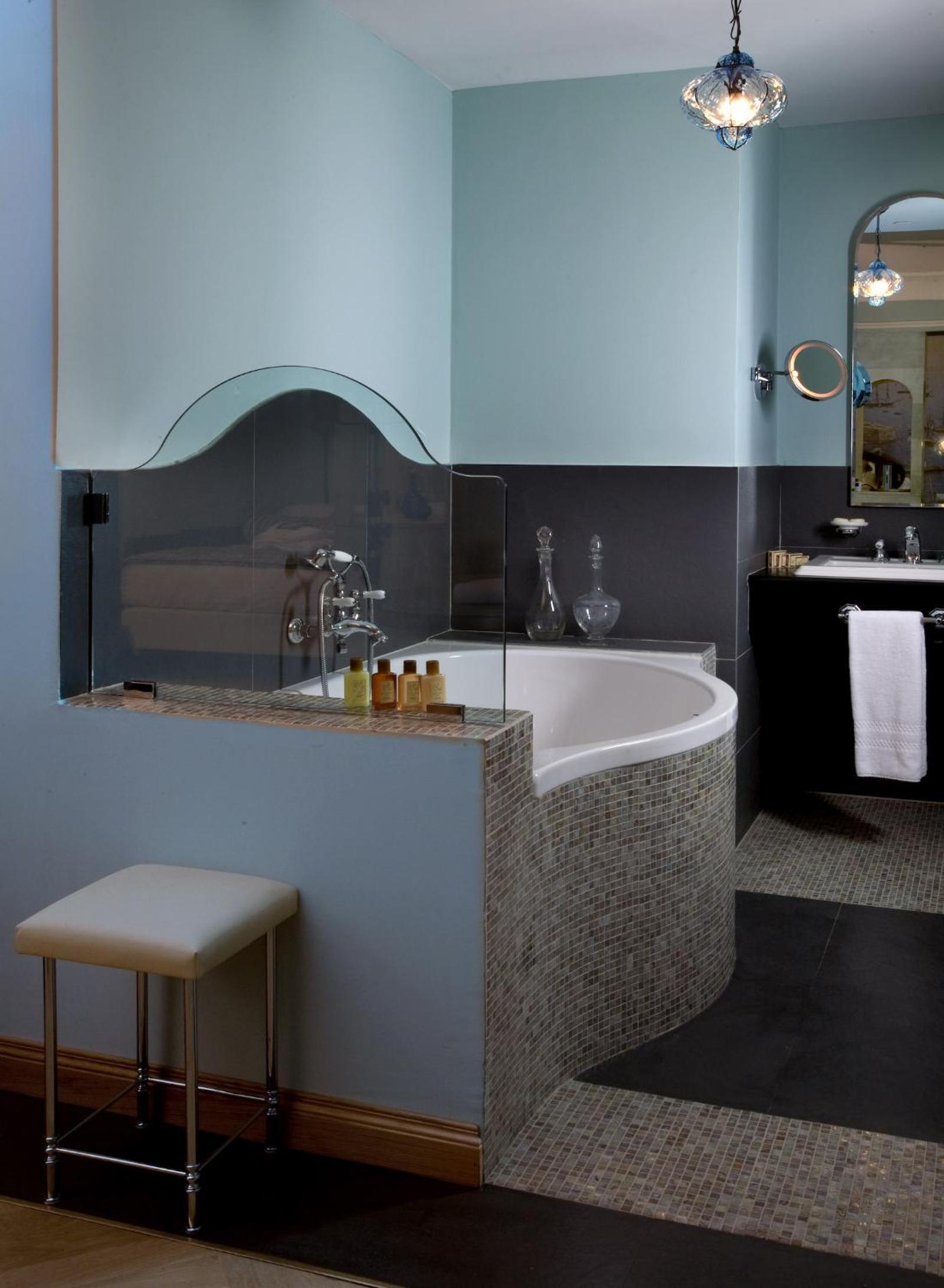 Deluxe Double Room thumbnail 5