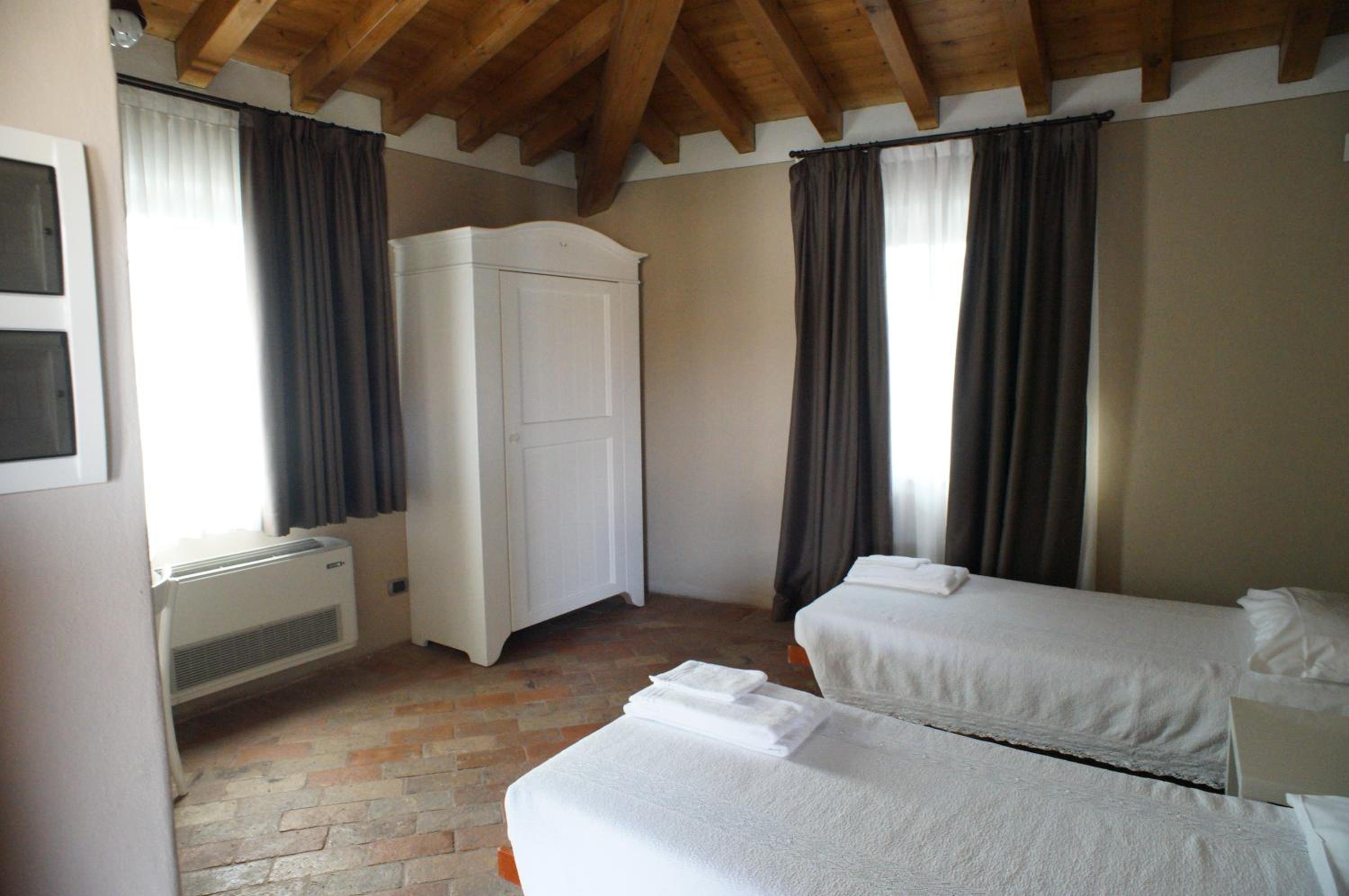Twin Room - Photo 9