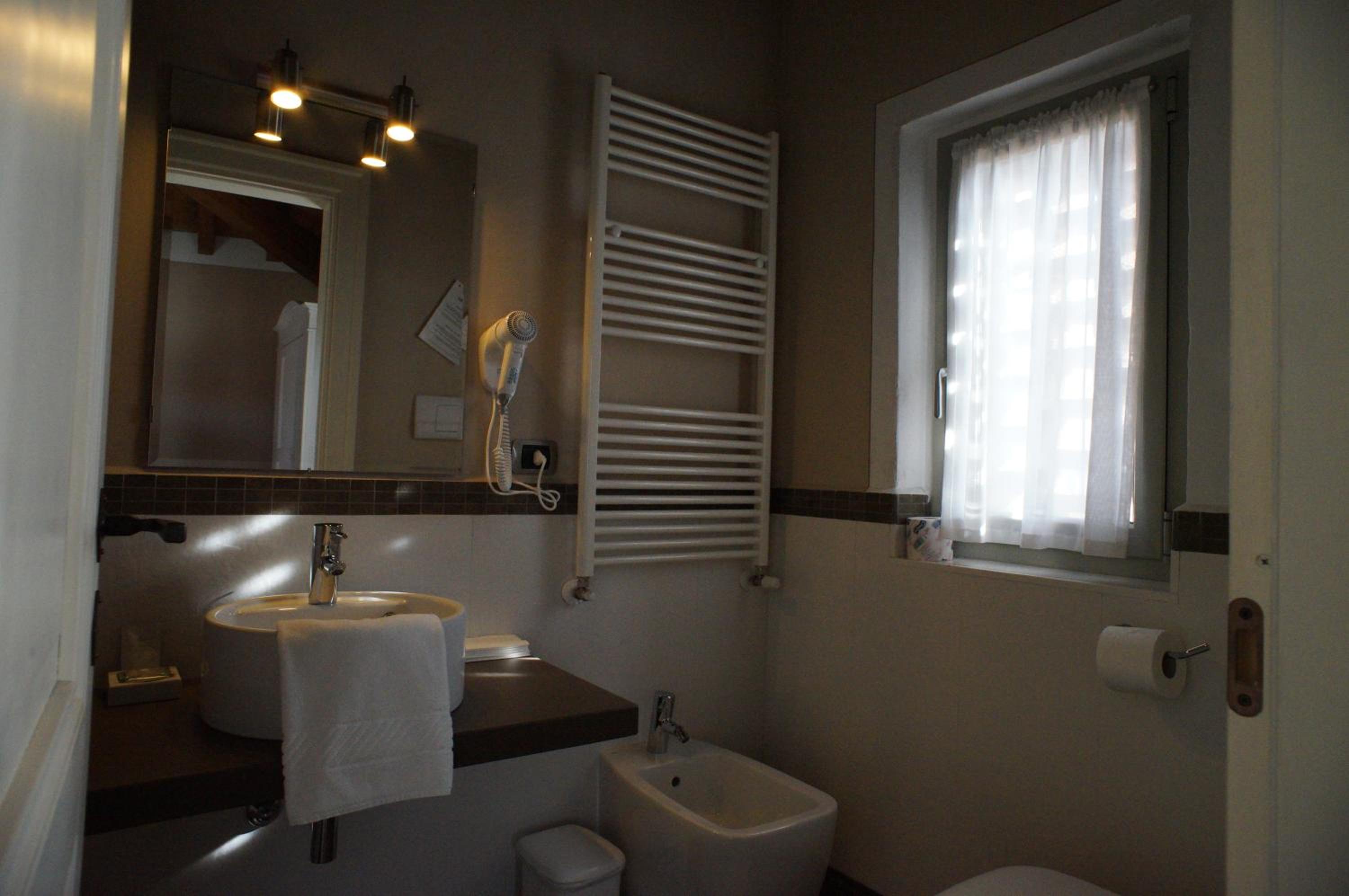 Twin Room - Photo 3