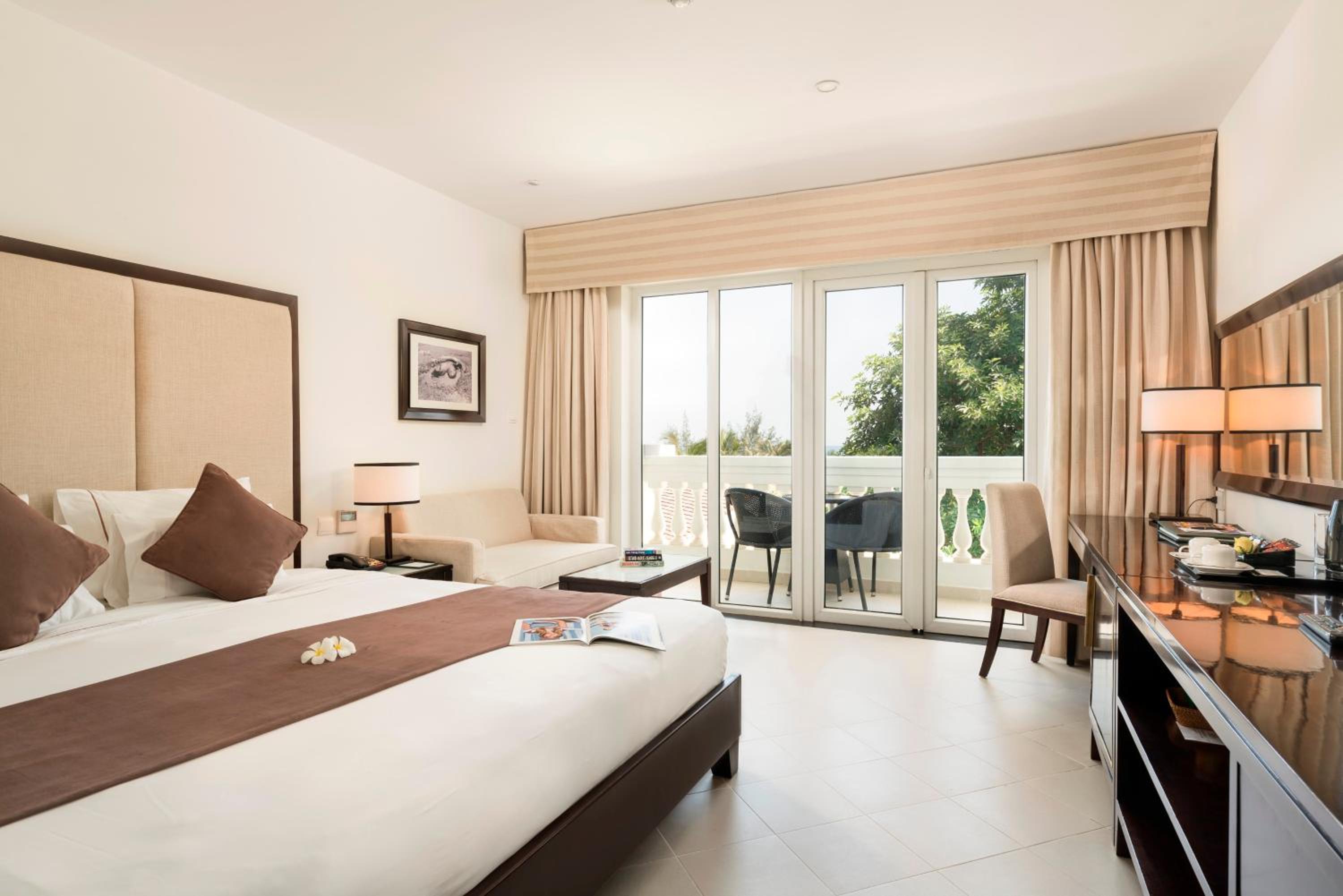 Superior Room with Garden View (Facing the Sea)