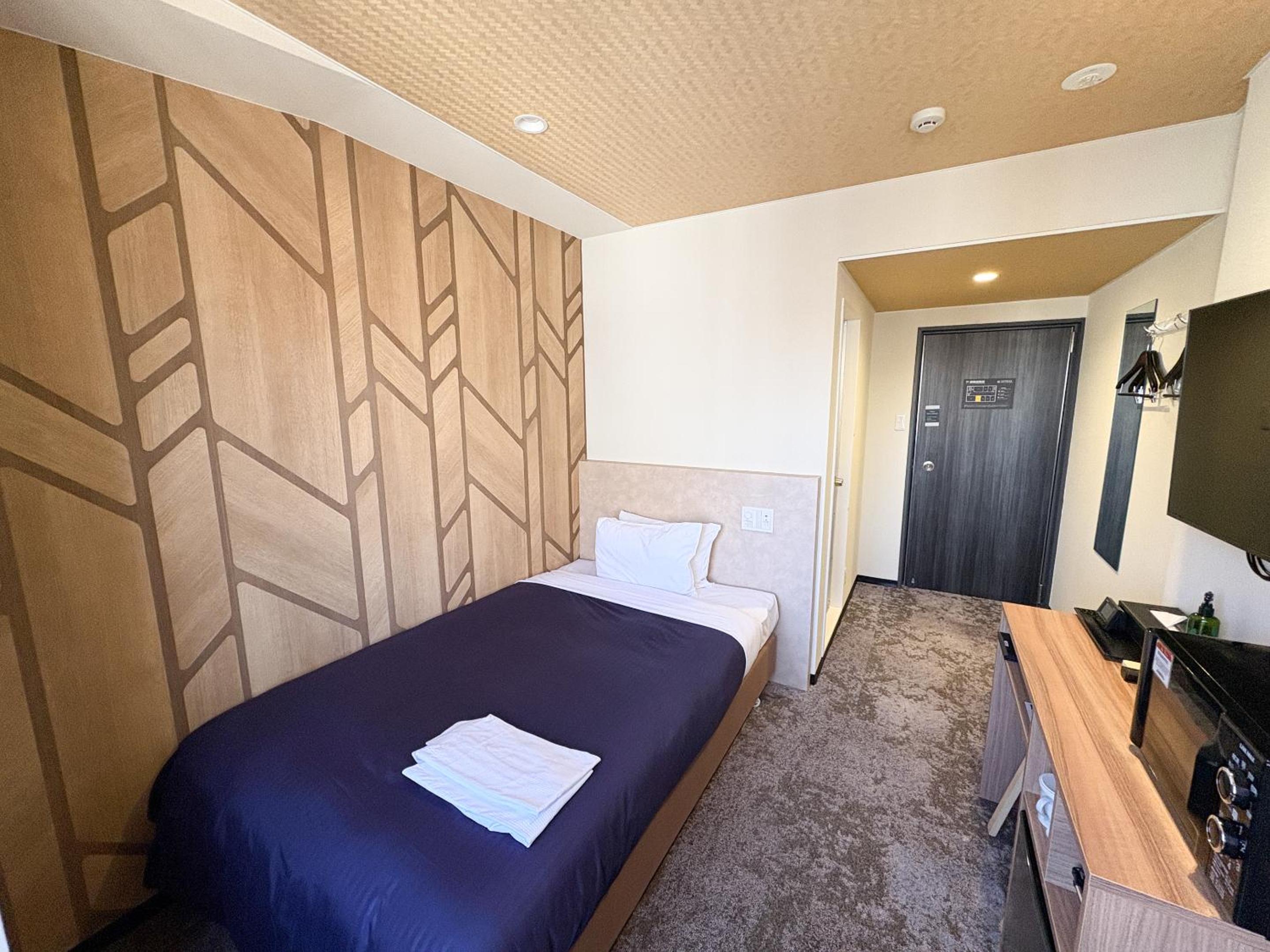 Single Room with Bathroom photo 2