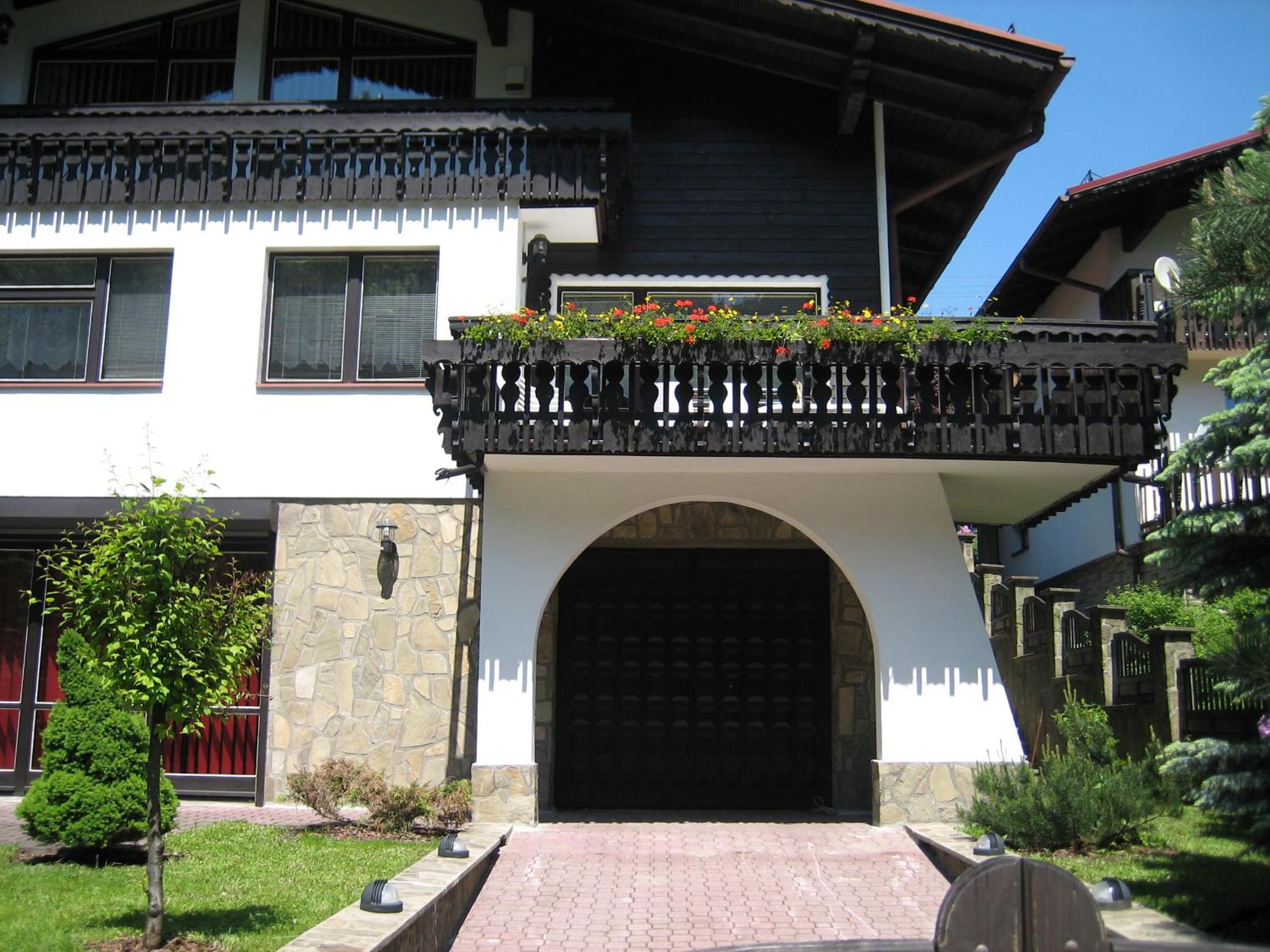 Five-Bedroom House photo 2