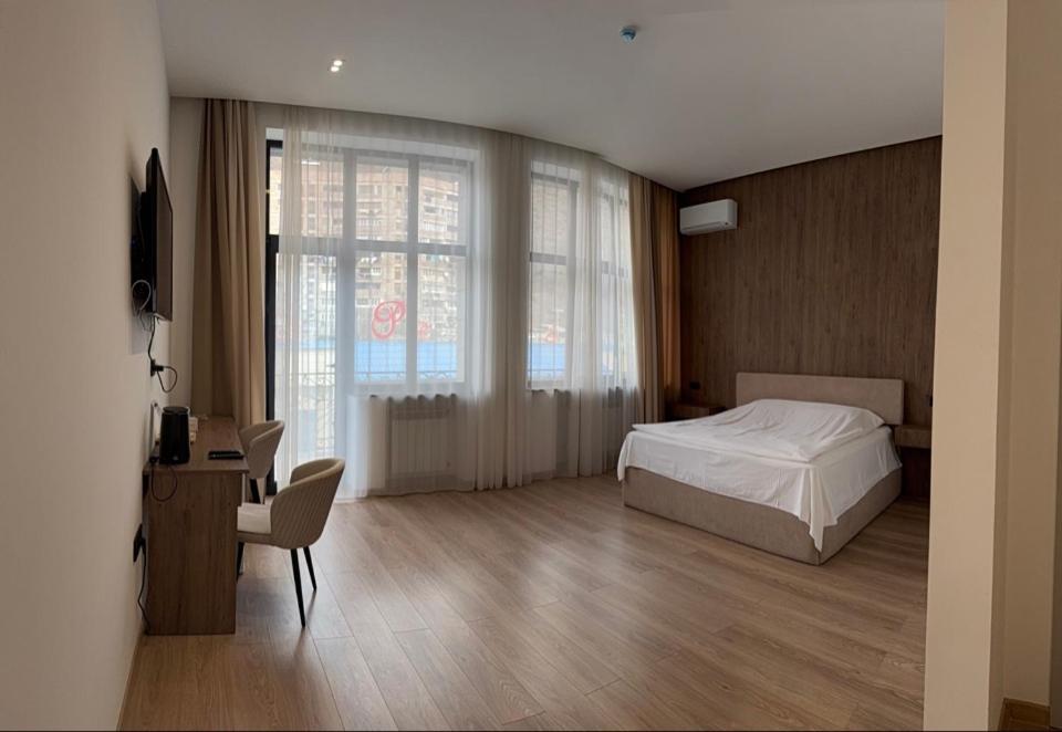 Large Double Room photo 1