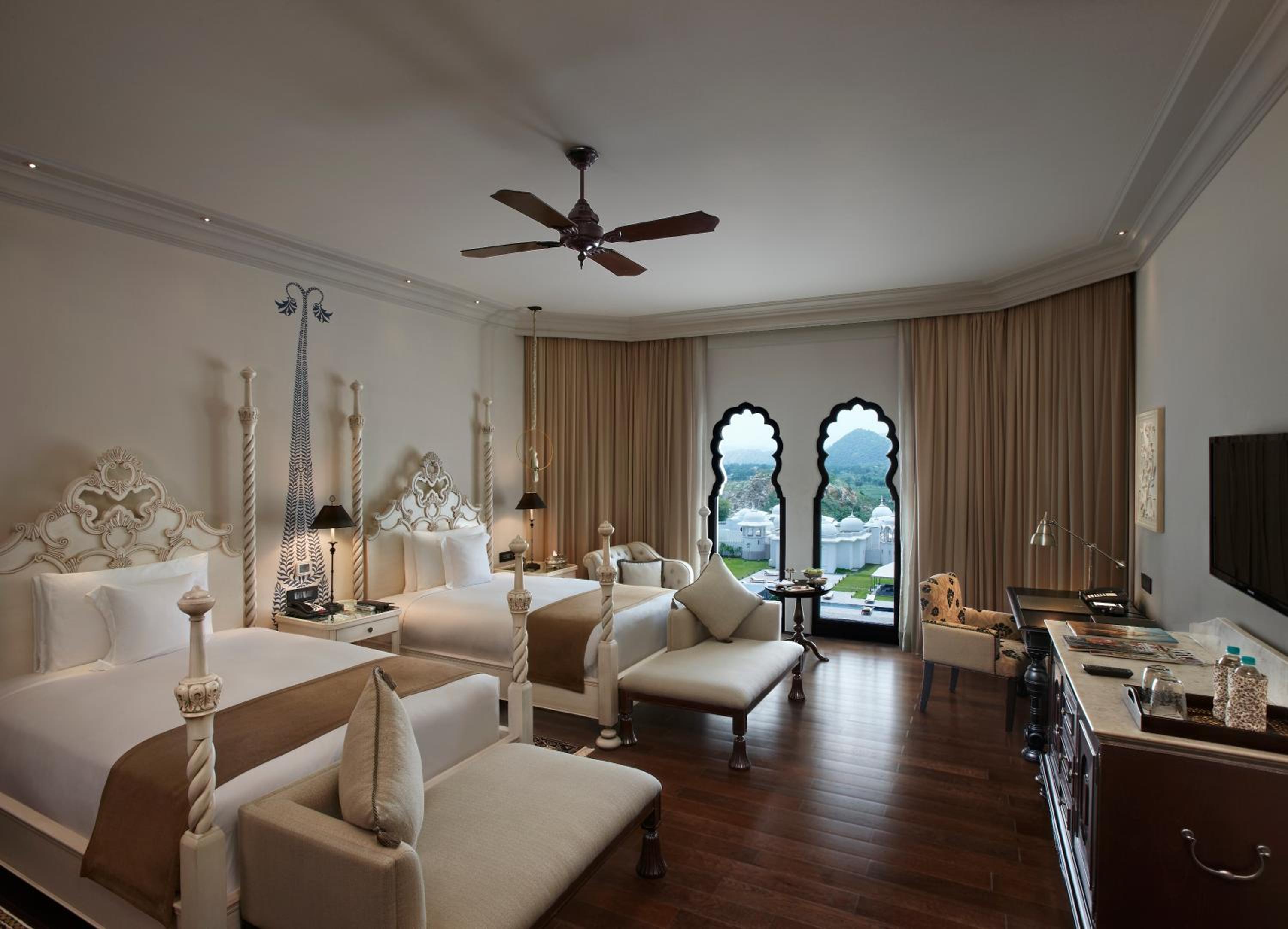Deluxe Room Twin (Non Smoking):2 complimentary craft beers or signature cocktail at Anjum per room per stay, Happy Hours (Buy 1 Get 1) at Anjum Bar on Select beverages,20% off on Food & Soft Beverage and Laundry, Set dinner for couple at Zarin@INR 5000++  - Photo 8