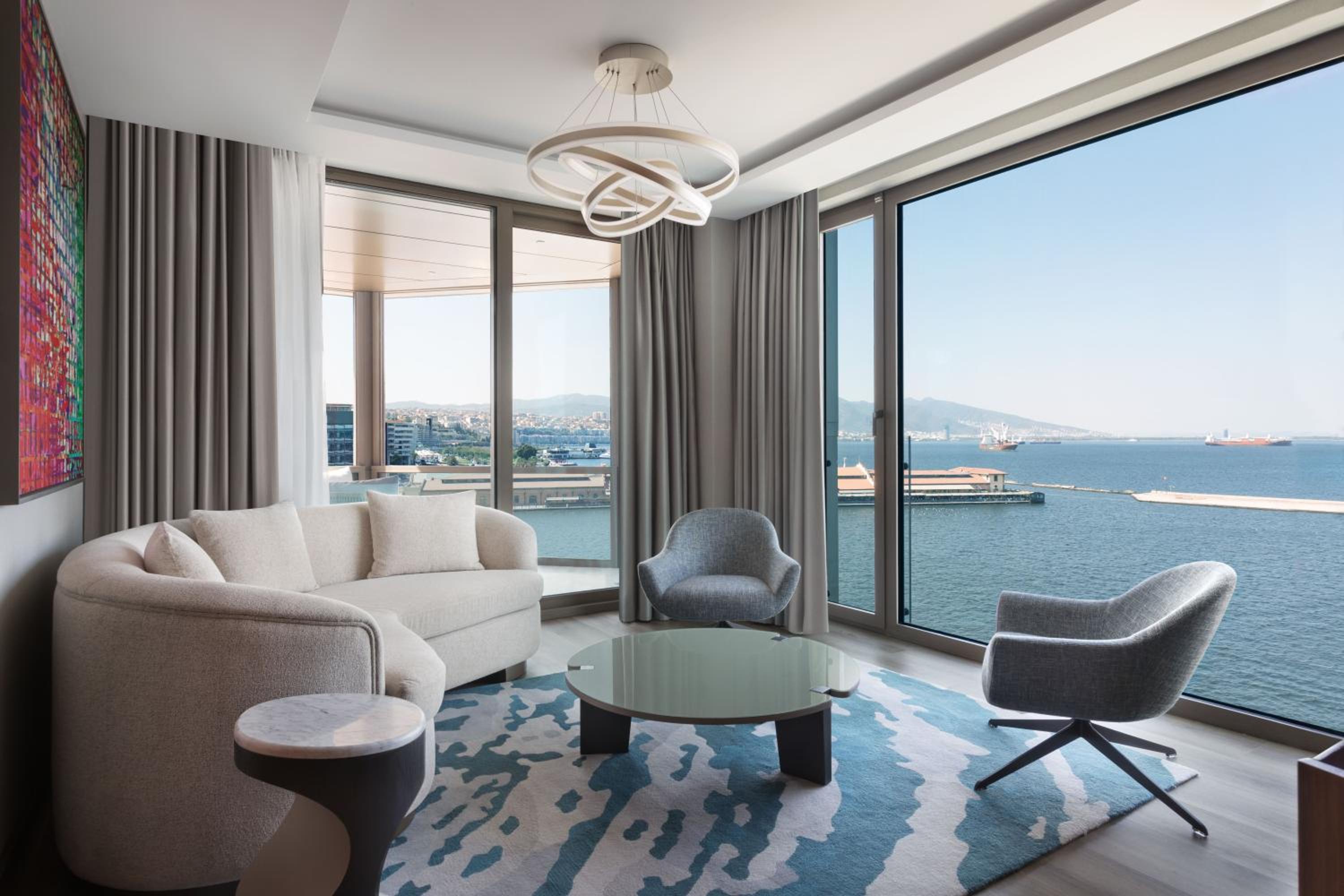 Presidential King Suite with Balcony - Executive Lounge Access thumbnail 6