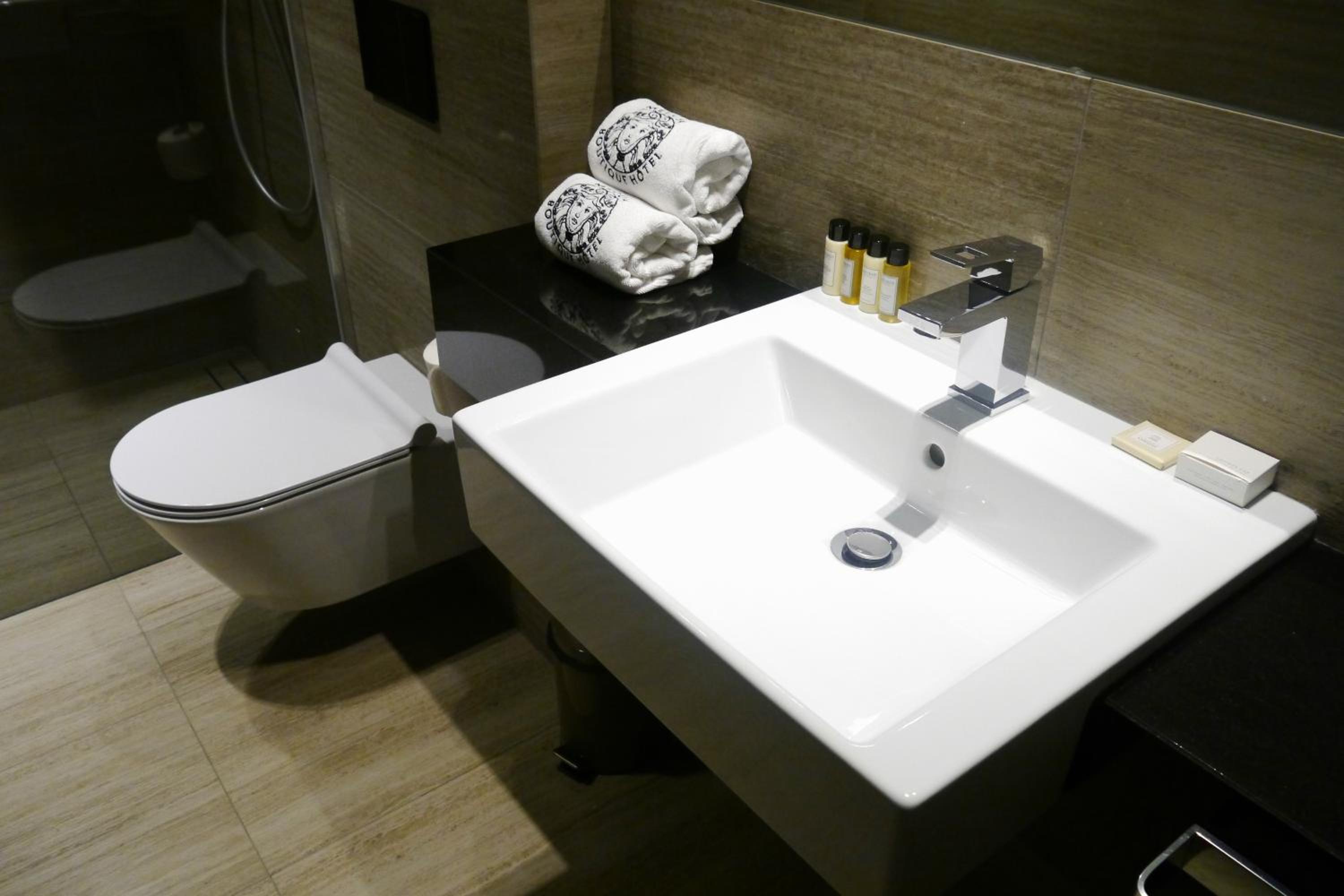 Deluxe Double Room - Photo 9