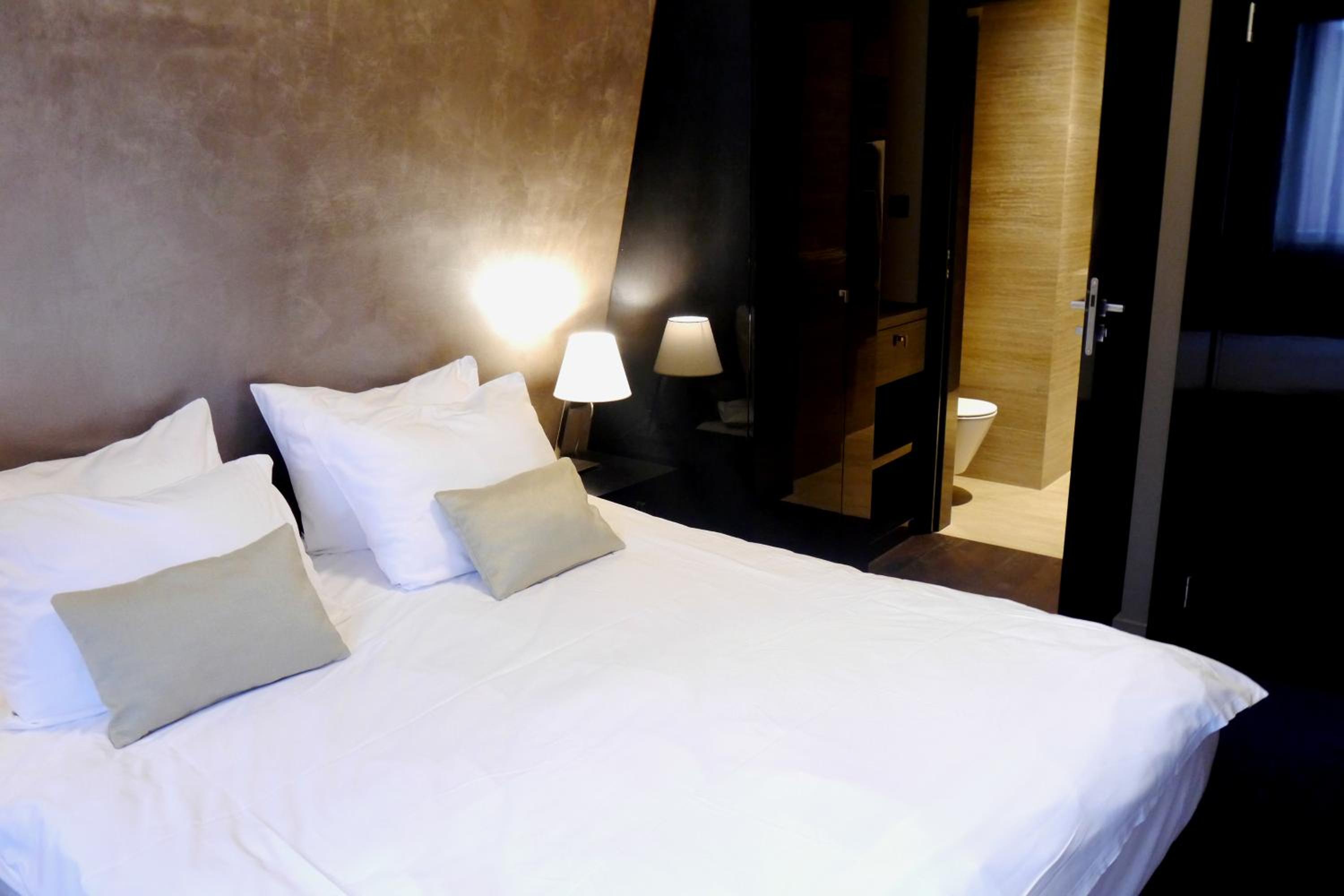 Deluxe Double Room - Photo 7
