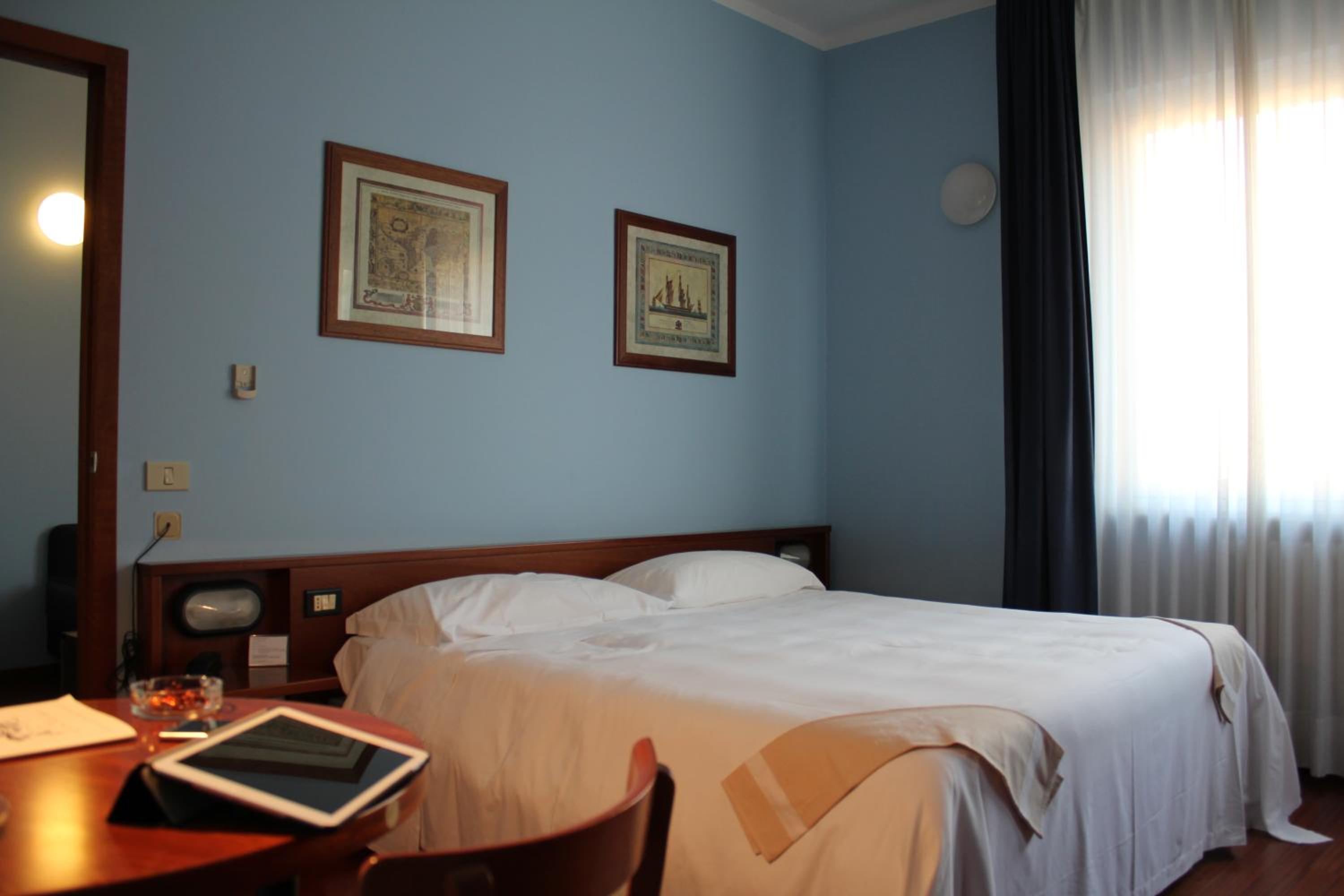 Standard Double or Twin Room - Photo 9