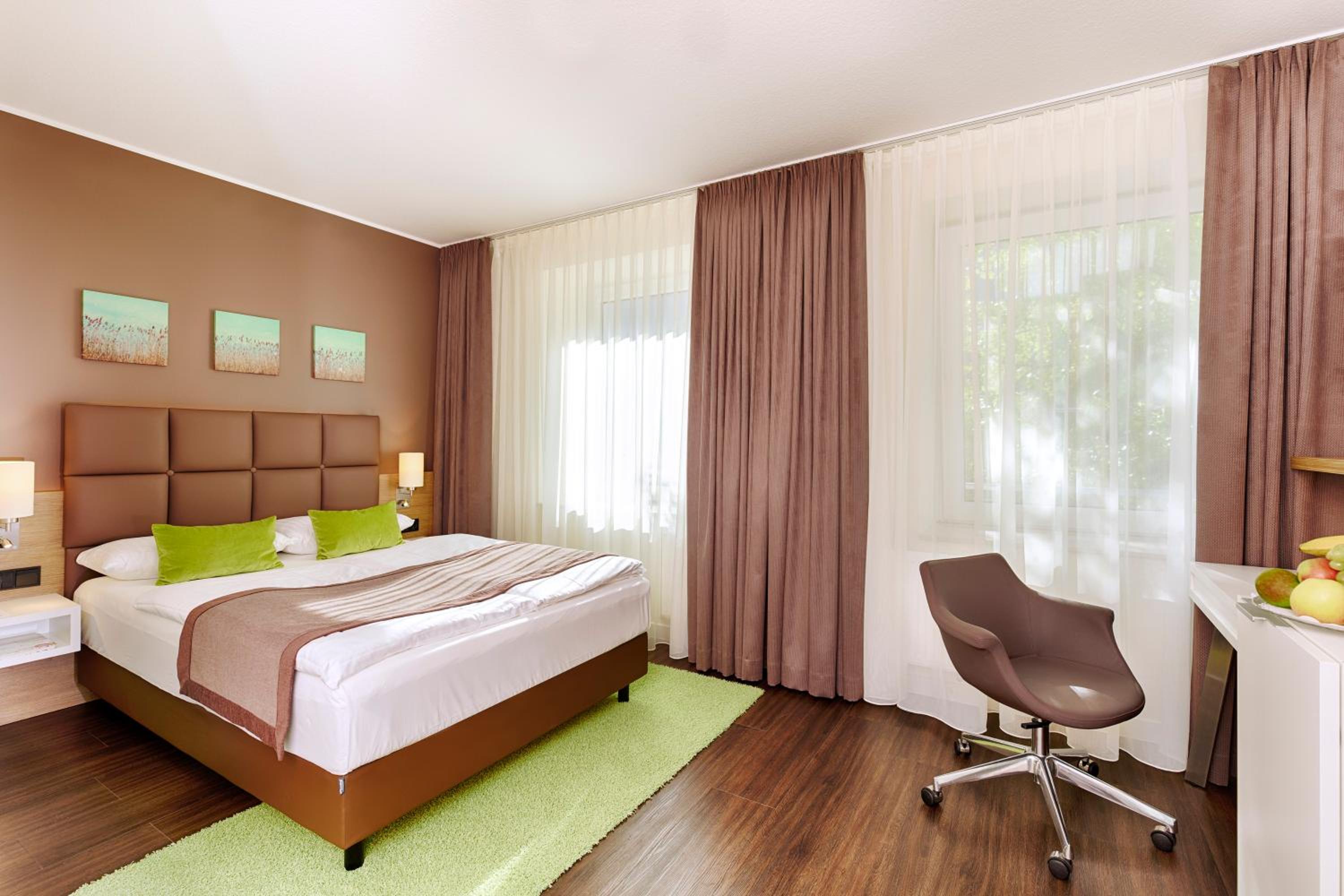Economy Queen Room - Photo 4