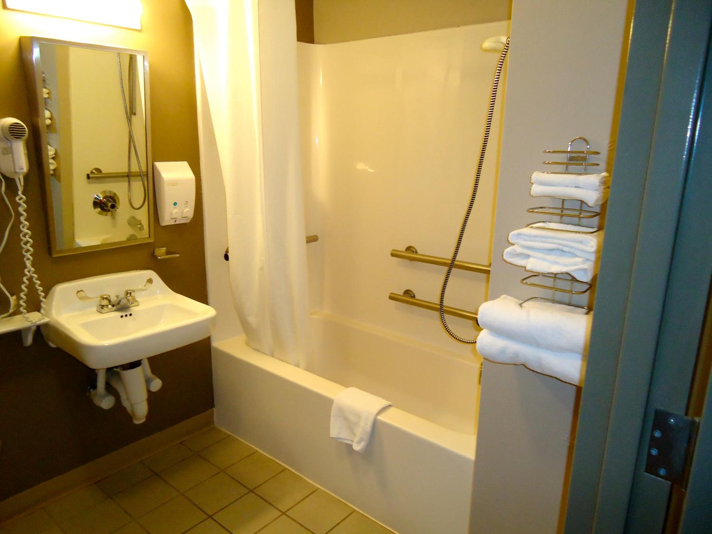1 King Bed, Mobility/Hearing Accessible Room, Tub w/Grab Bars, Non-Smoking - Photo 3