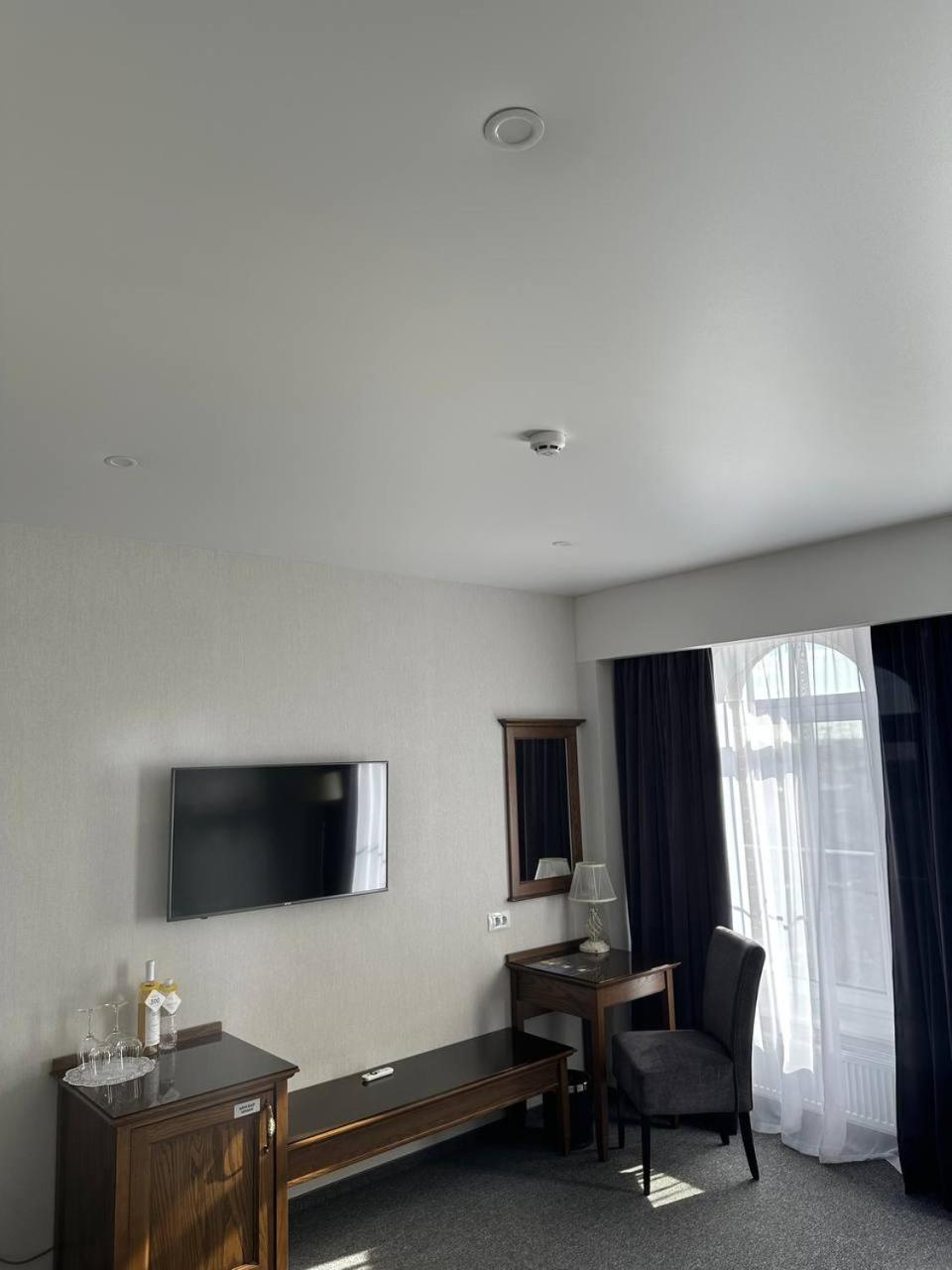 Queen Room - Disability Access photo 1