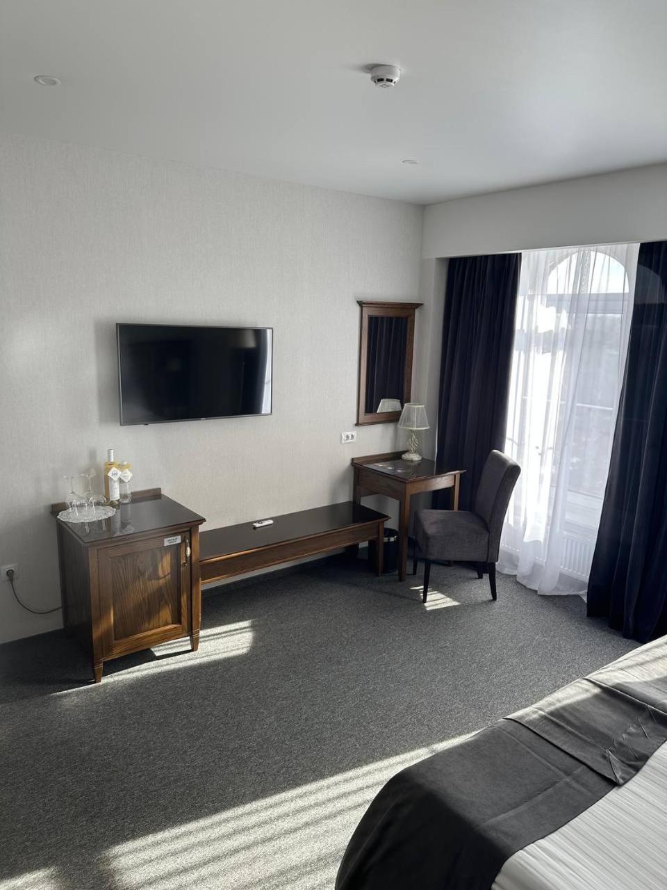 Queen Room - Disability Access photo 2
