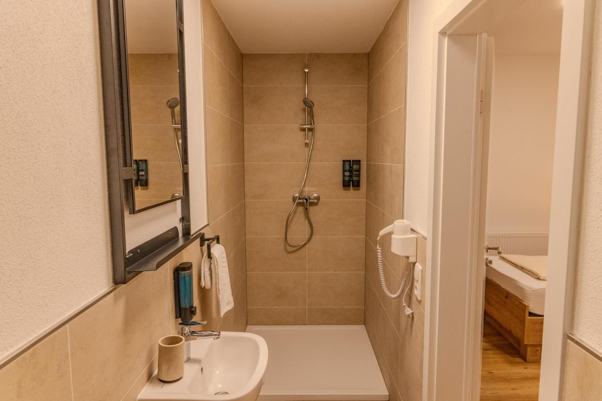 Twin Room with Private Bathroom photo 2