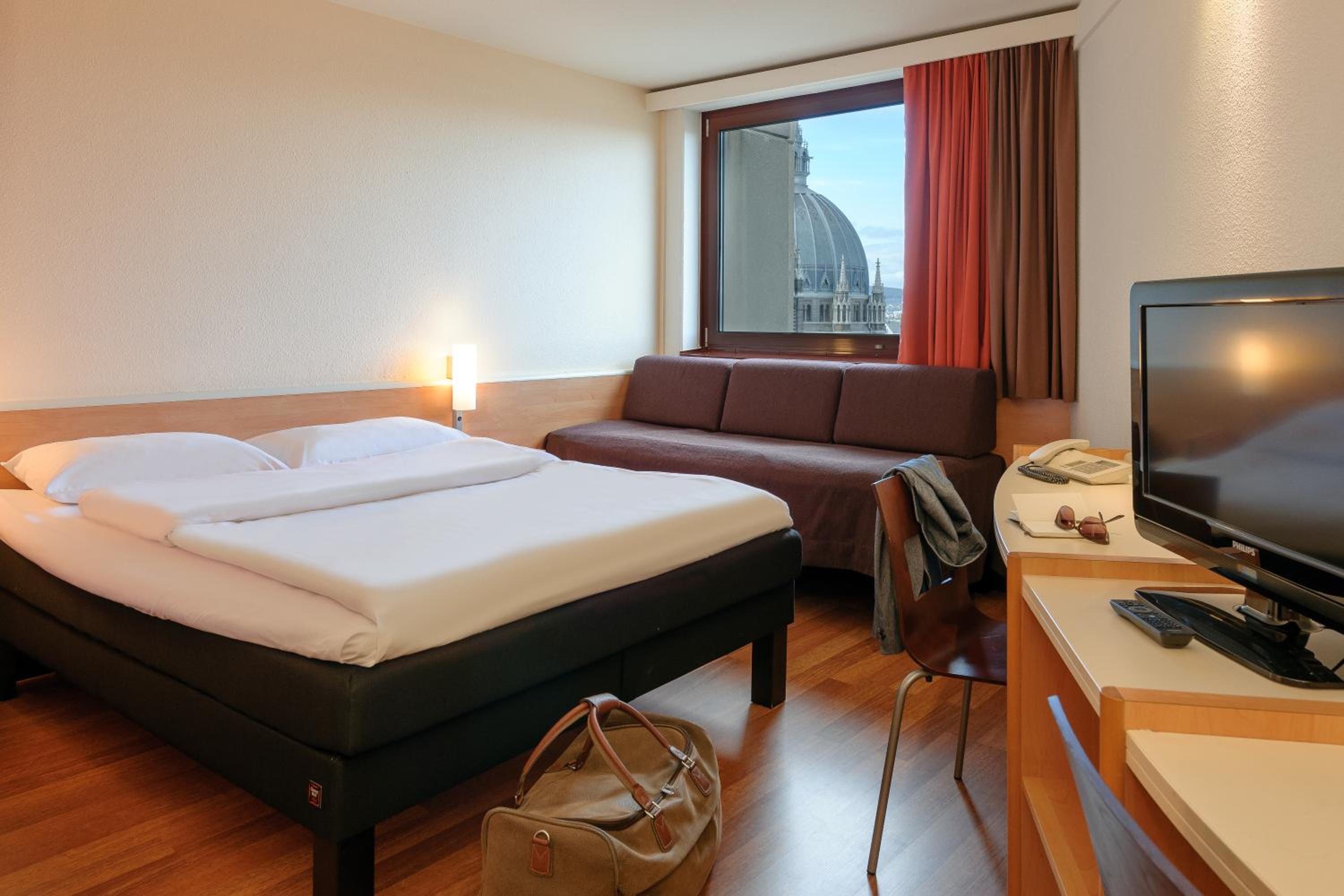 Standard Room with One Double Bed and One Single Bed photo 2