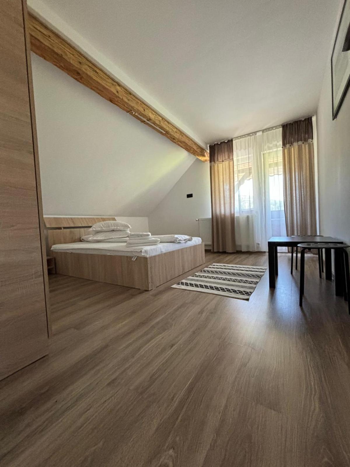 Five-Bedroom House photo 1