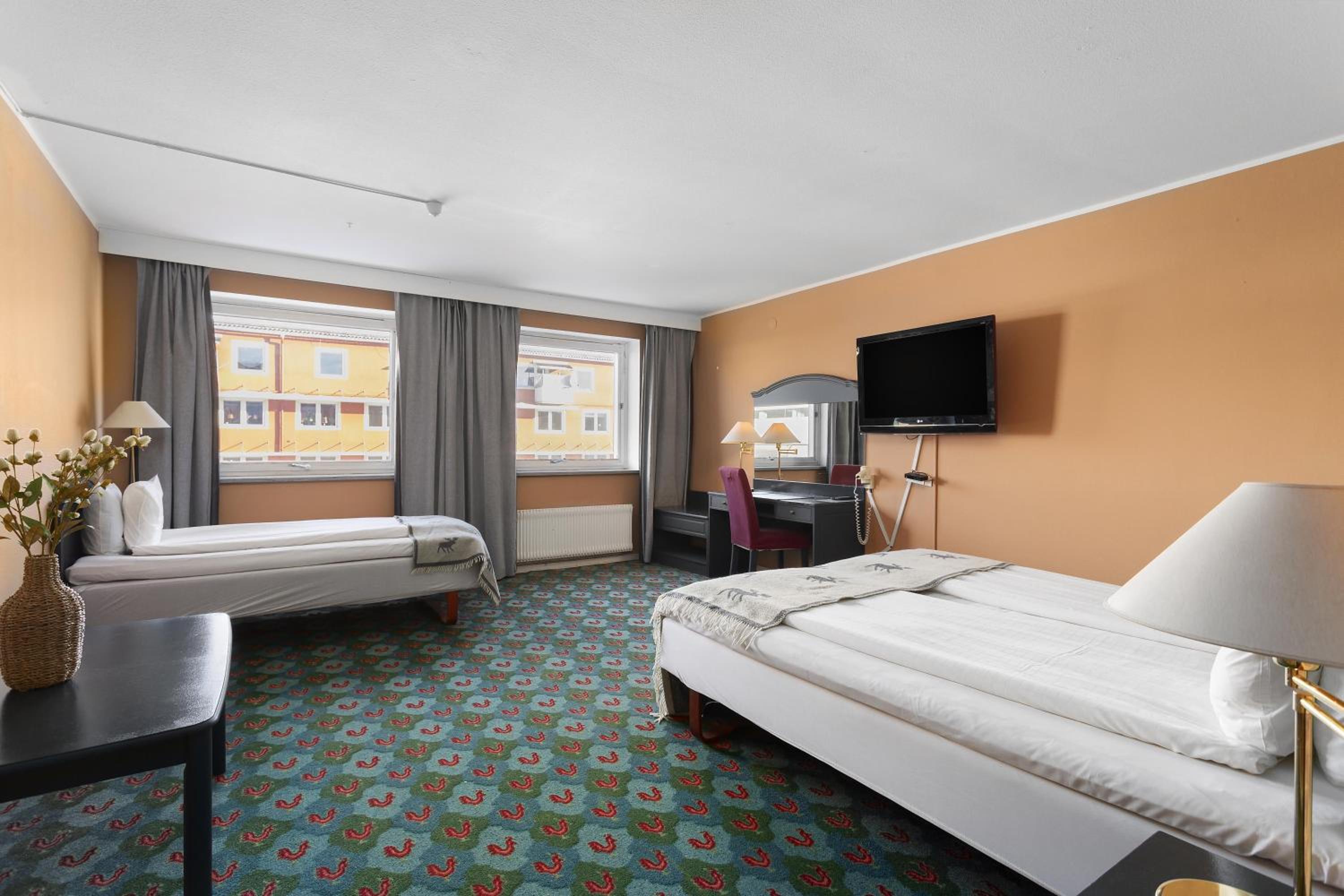 Family Room with Three Single Beds - Non-Smoking photo 2