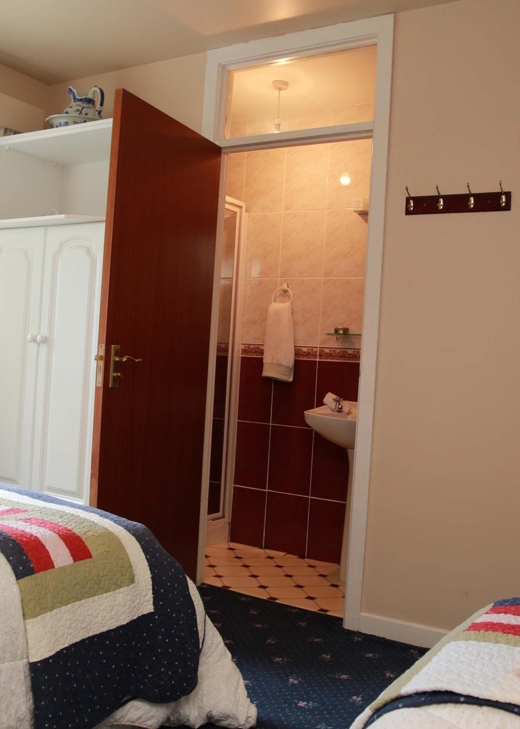 Double Room with Private Bathroom - Photo 3