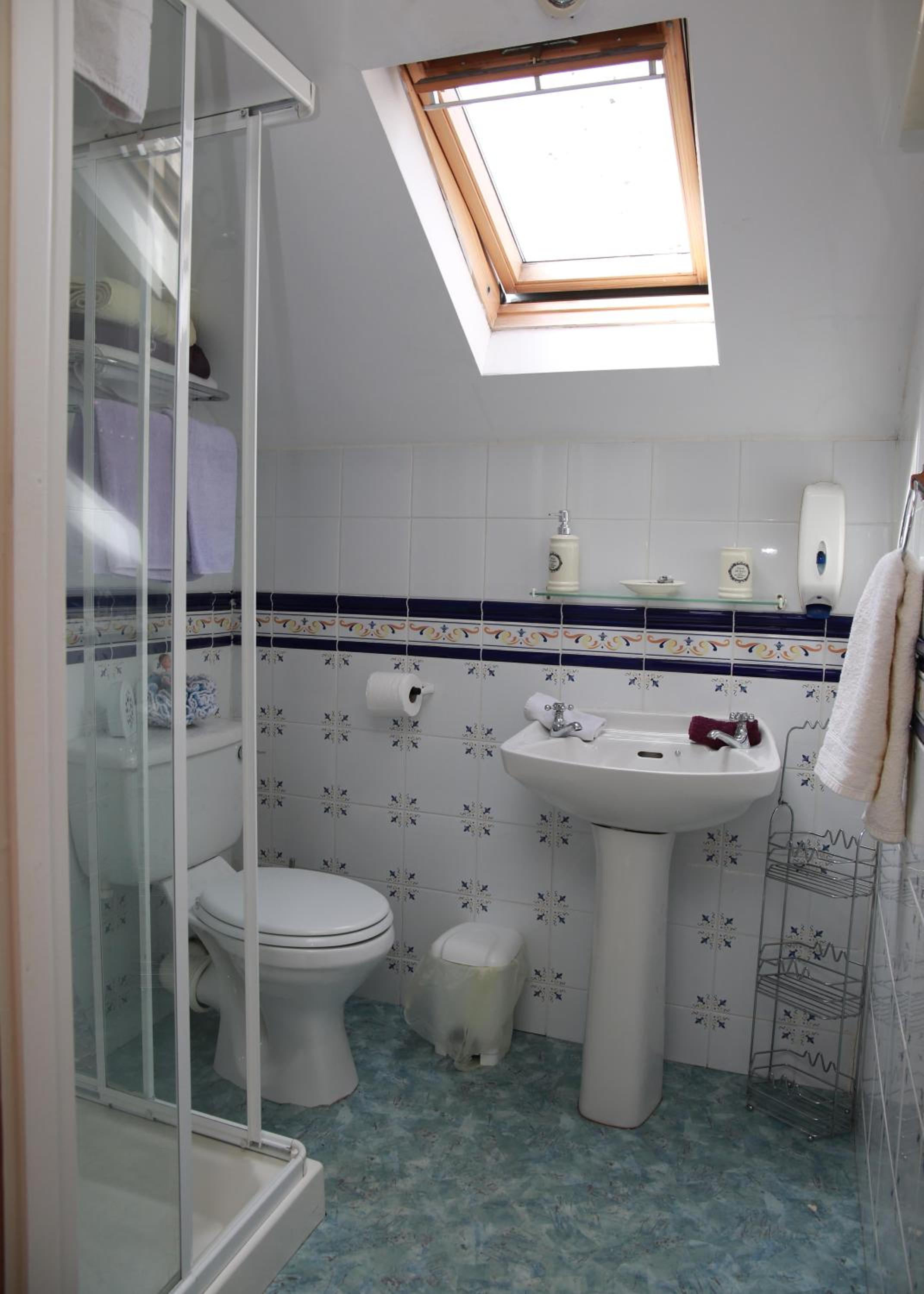 Double Room with Private Bathroom - Photo 4
