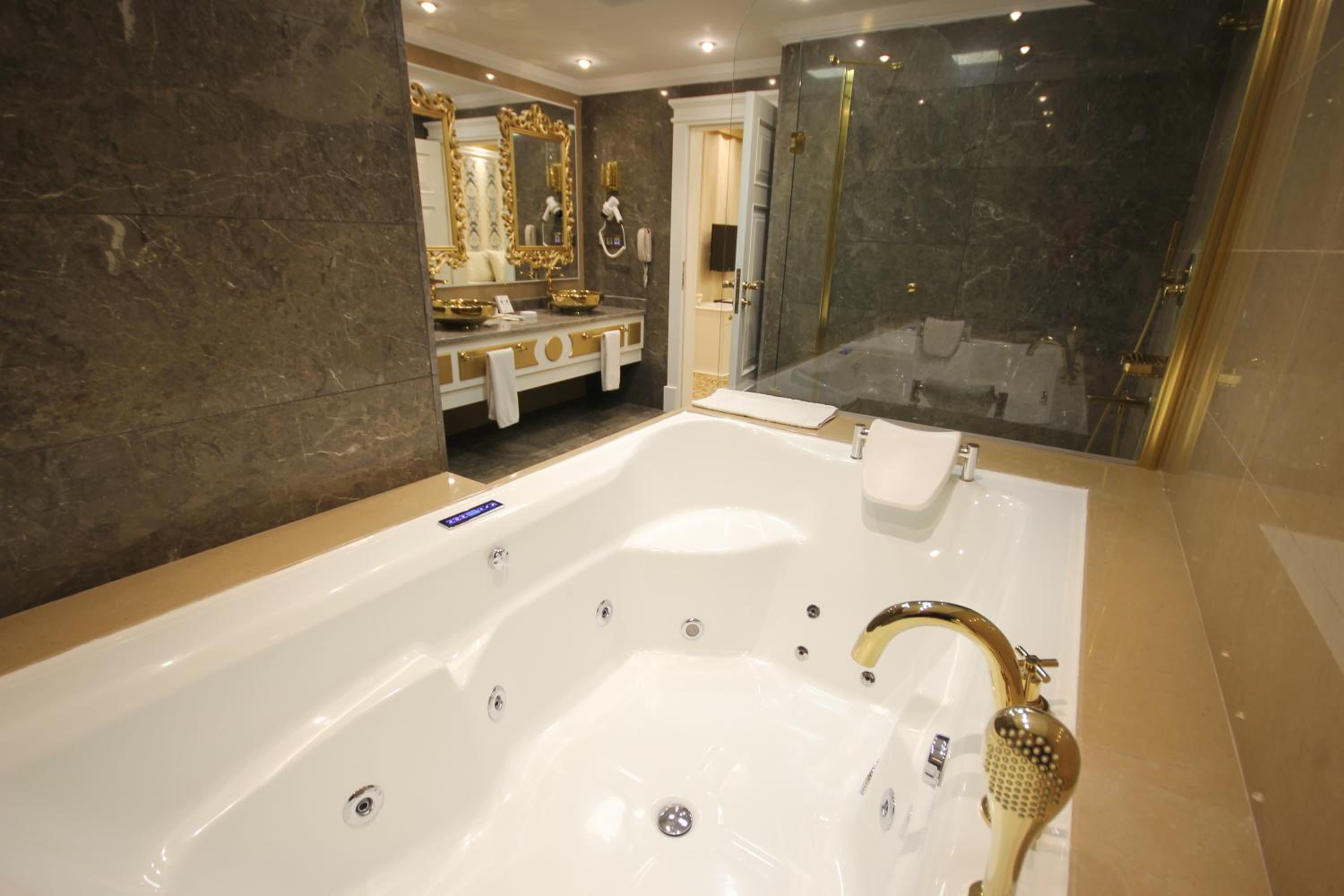 King Room - Non-Smoking - Photo 9