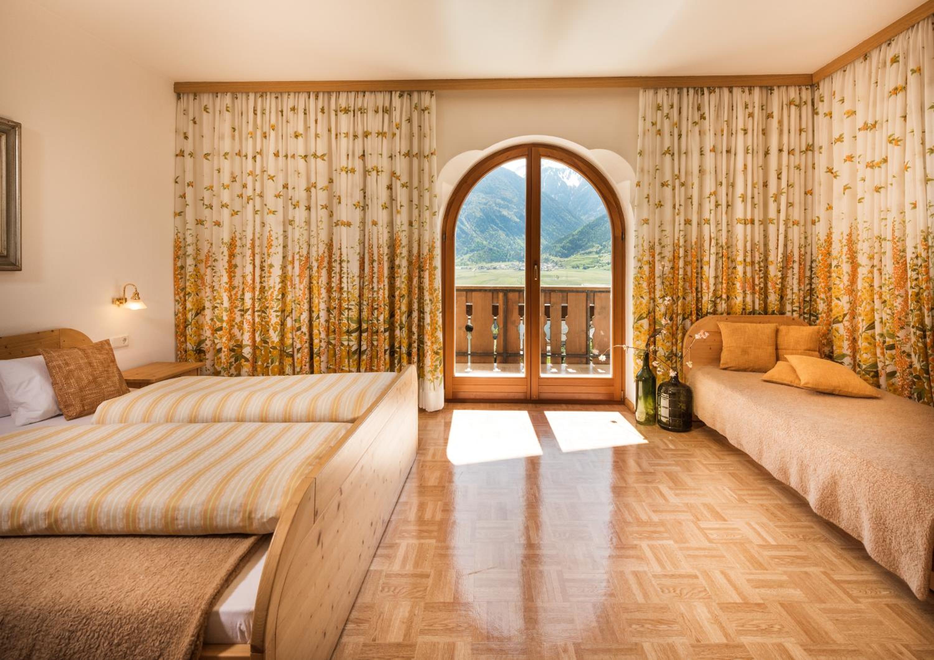 Family Room with Mountain View photo 2