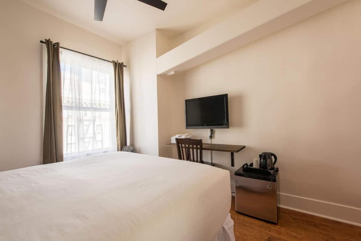 Economy Queen Room photo 2