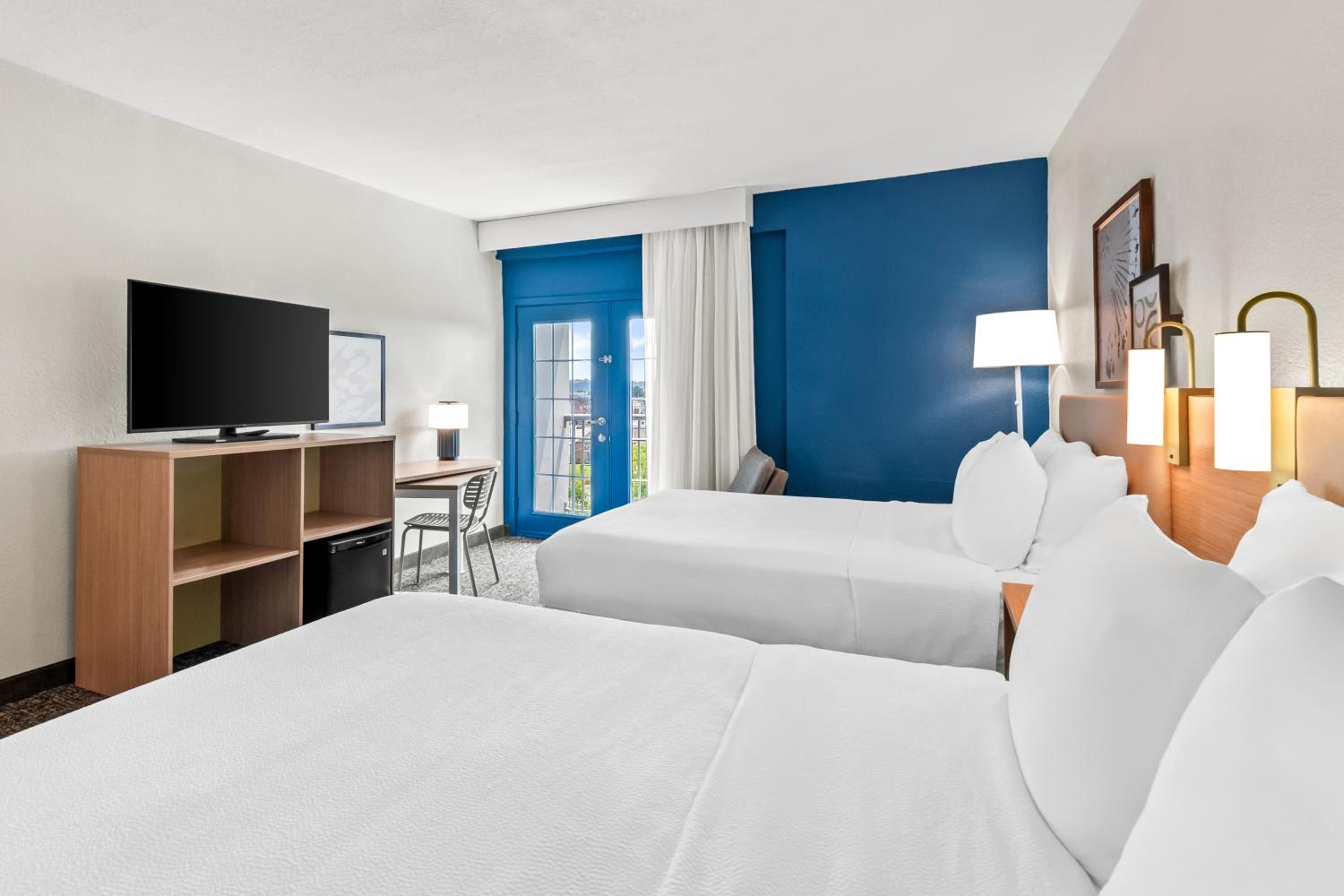 Queen Room with Two Queen Beds - Photo 5
