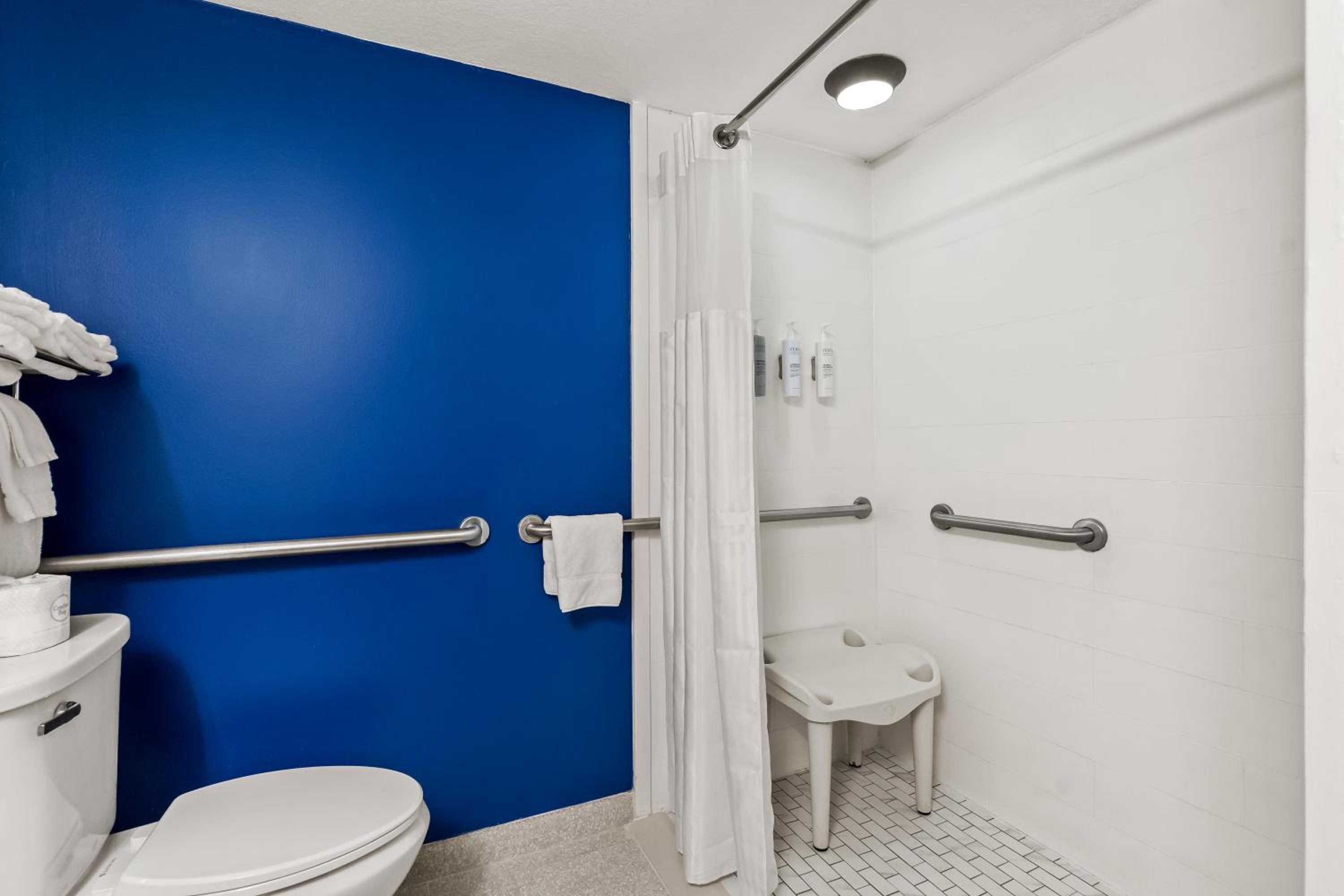Queen Room with Two Queen Beds and Roll-In Shower - Disability Access - Photo 4