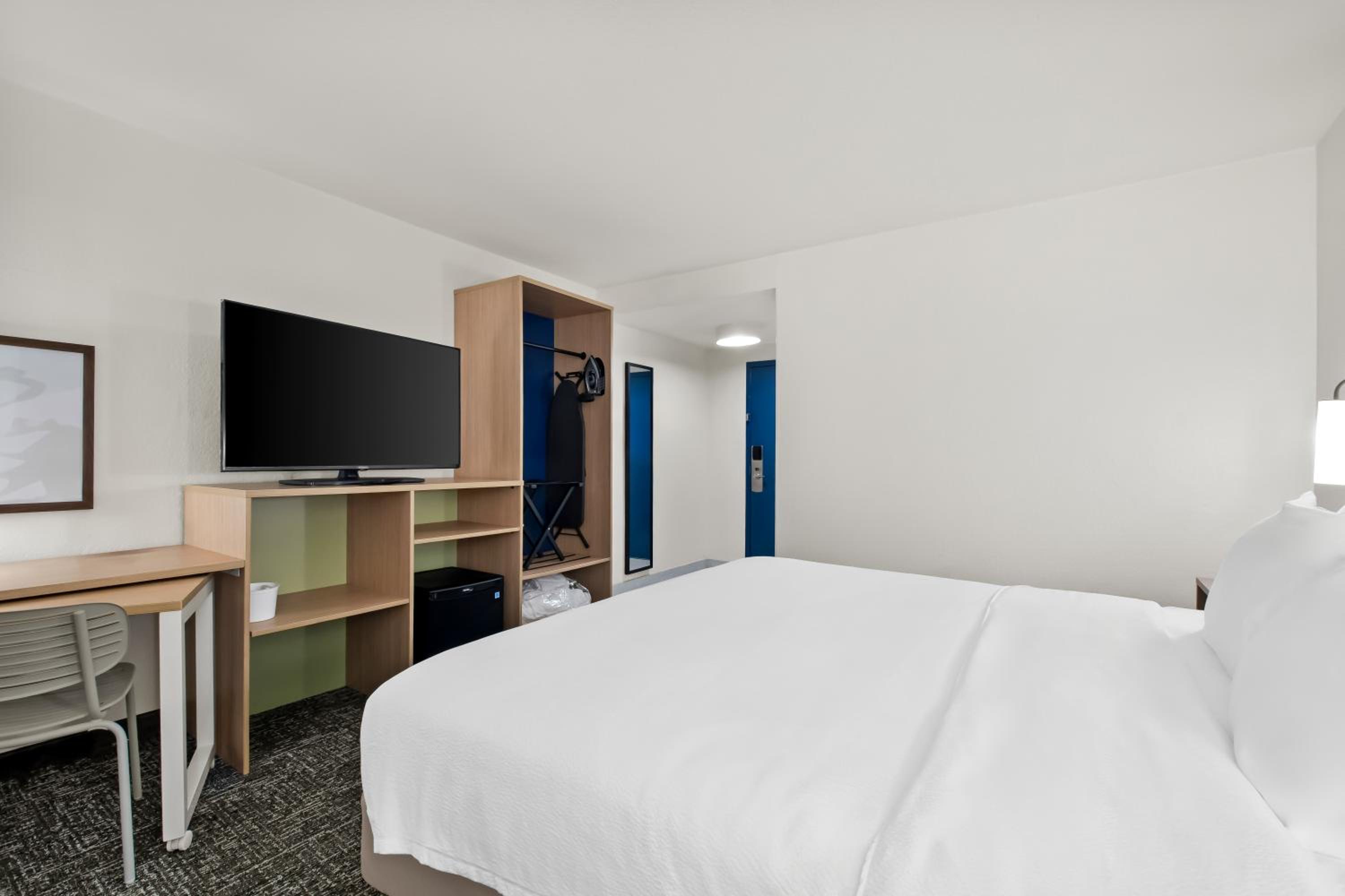 King Room with Sofa Bed - Non-Smoking - Photo 4