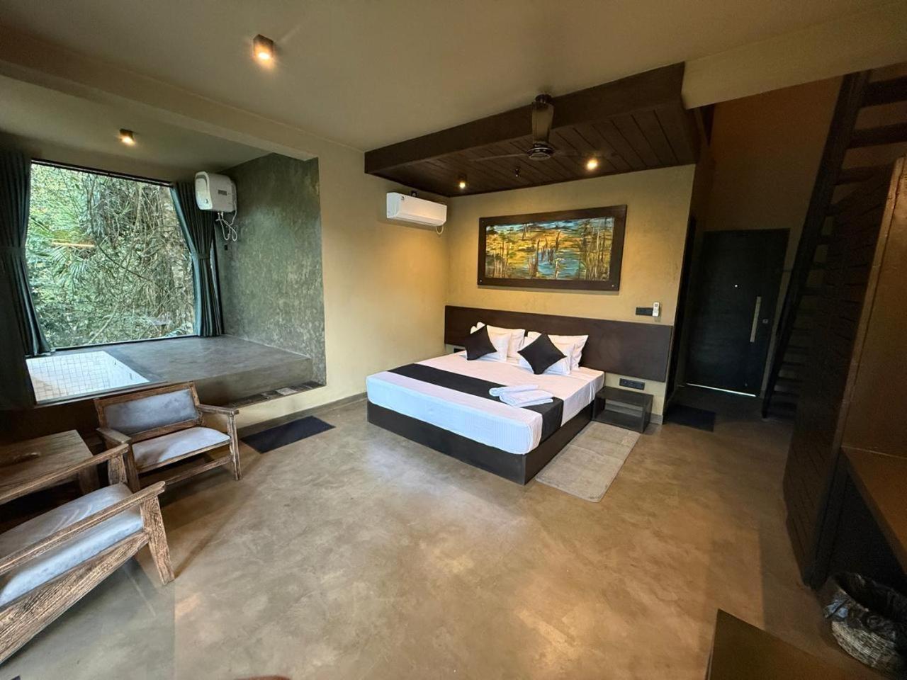 Suite with Hot Tub photo 1