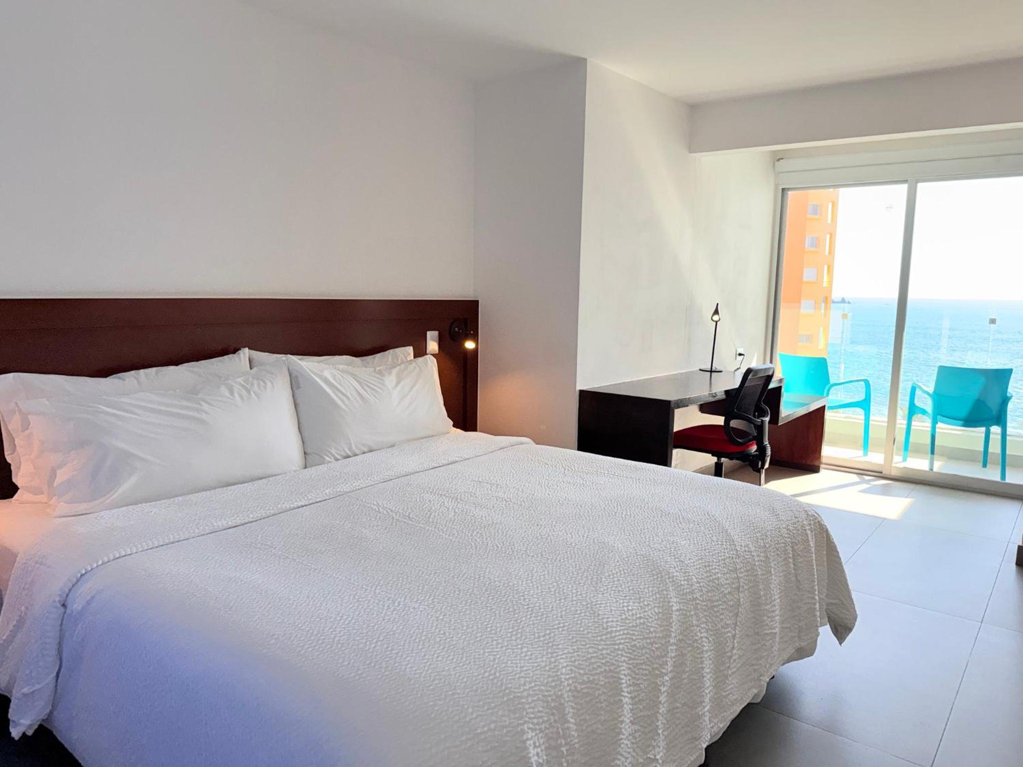 Standard King Room with Ocean View - High Floor photo 2