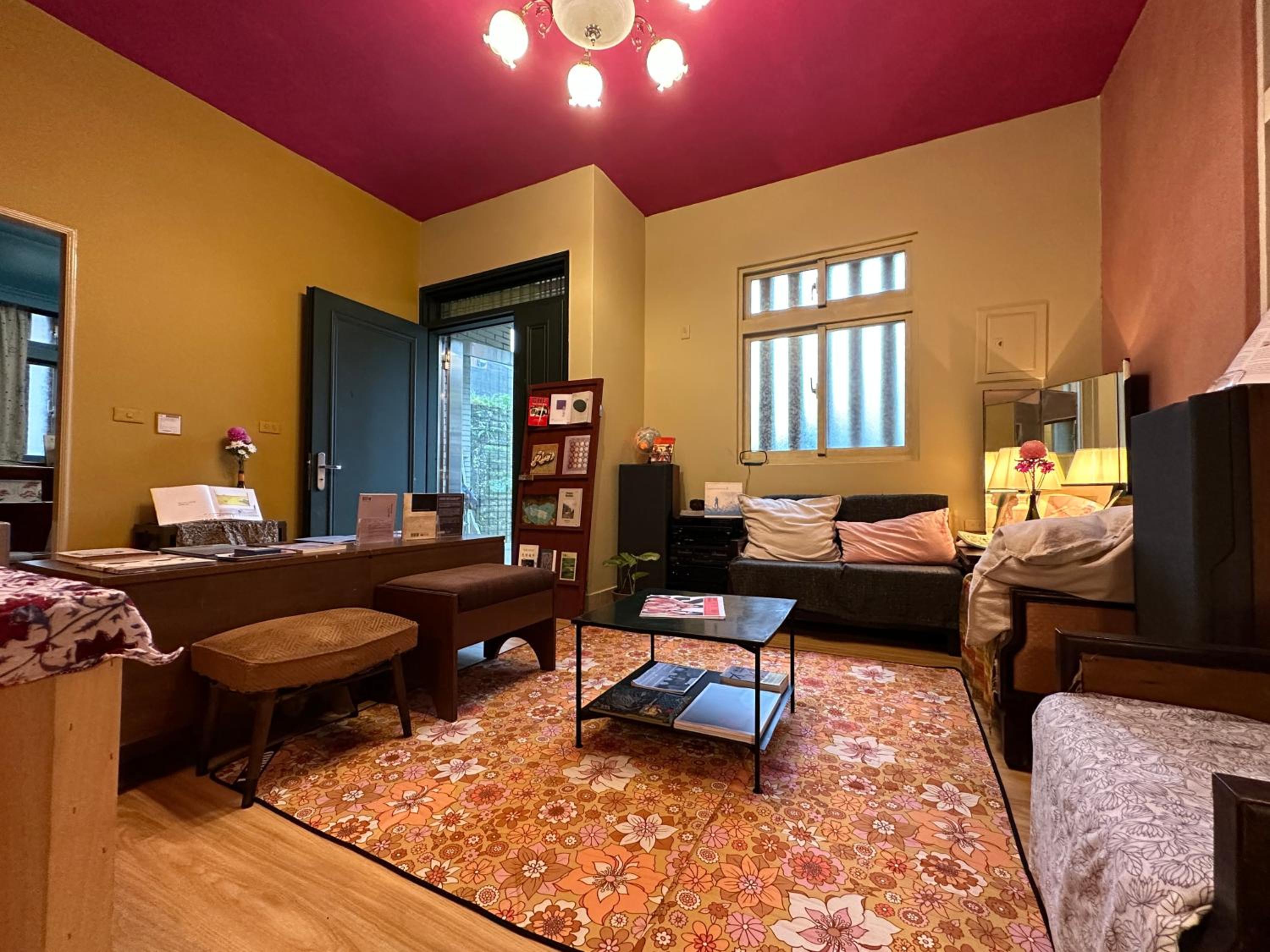 Family Room with Shared Bathroom photo 2
