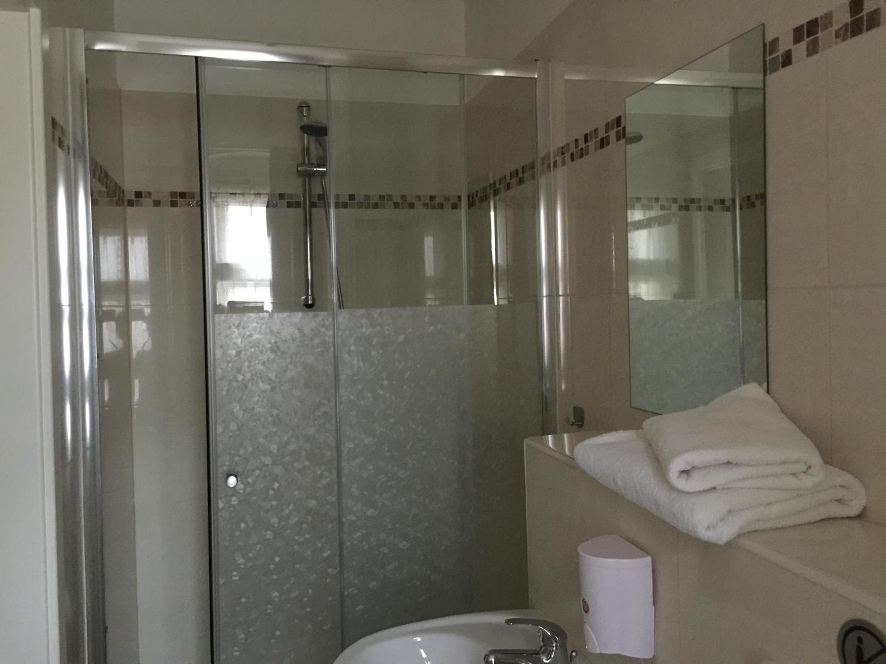 Single Room with Bathroom photo 2