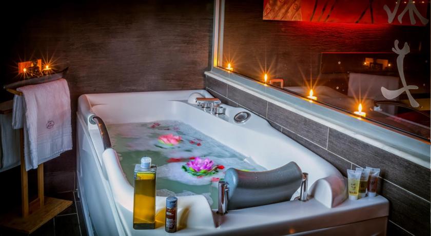 Deluxe Suite with Spa Bath - Photo 3