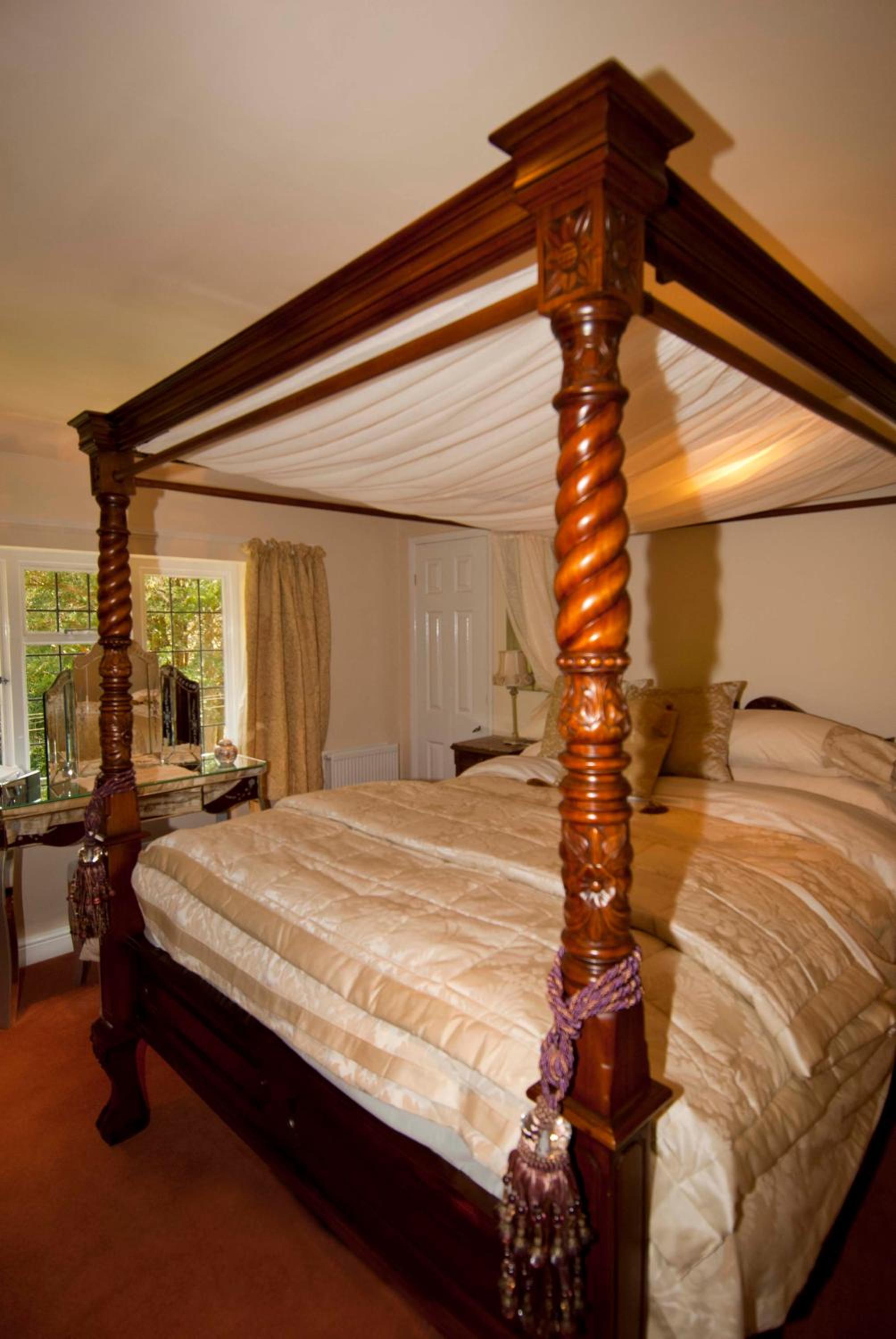 King Room with Four Poster Bed photo 1