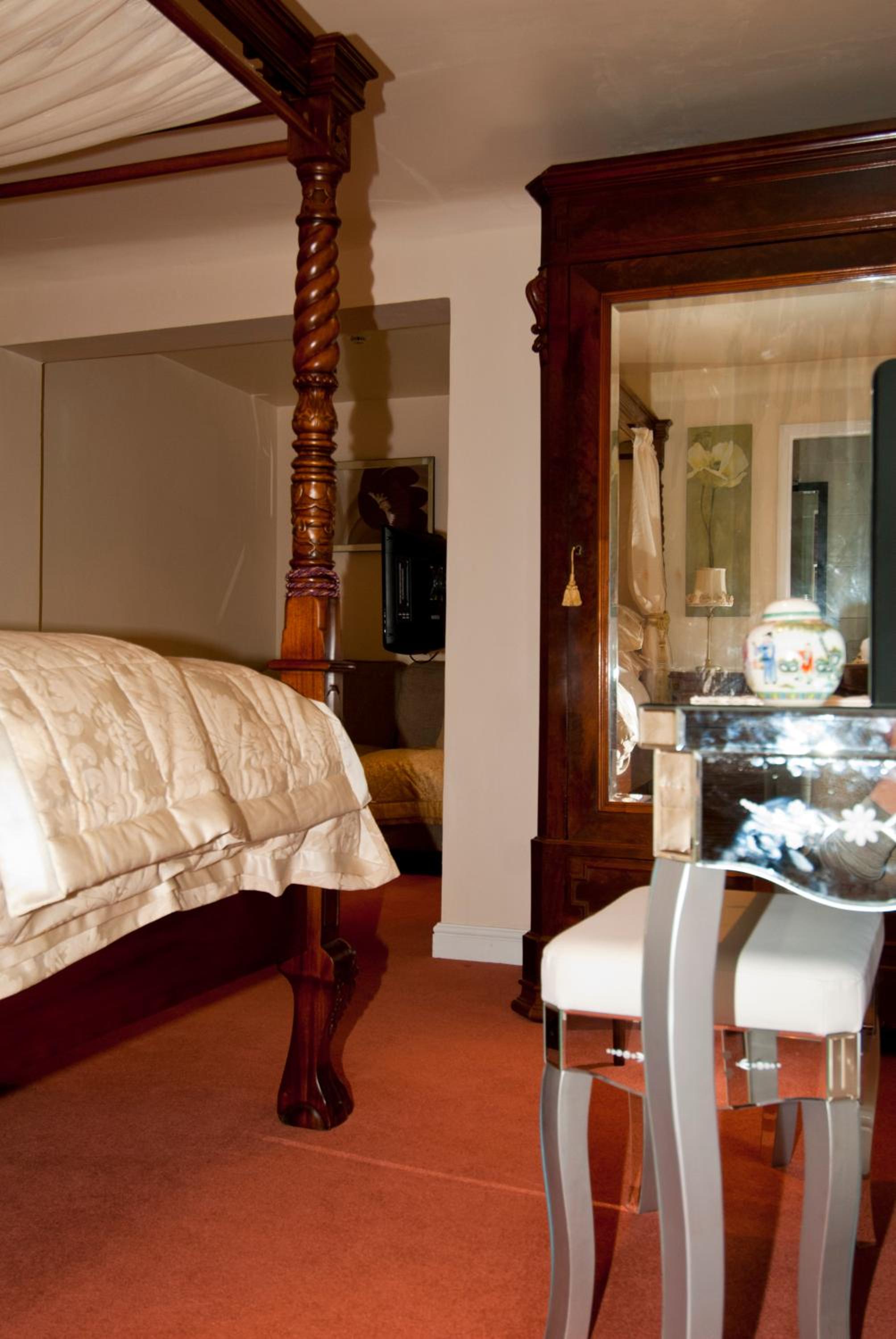 King Room with Four Poster Bed photo 2