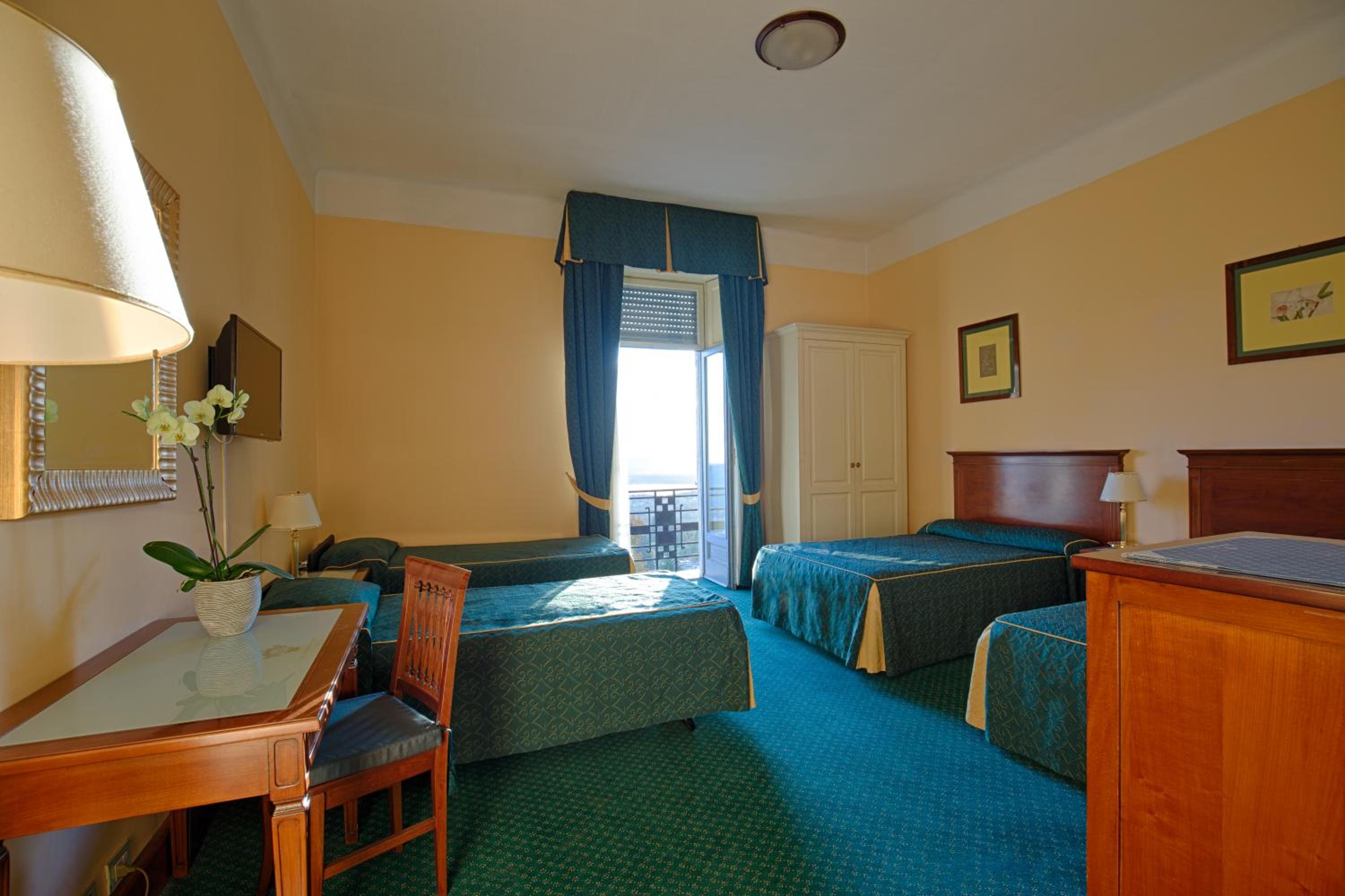 Quadruple Room - Photo 12
