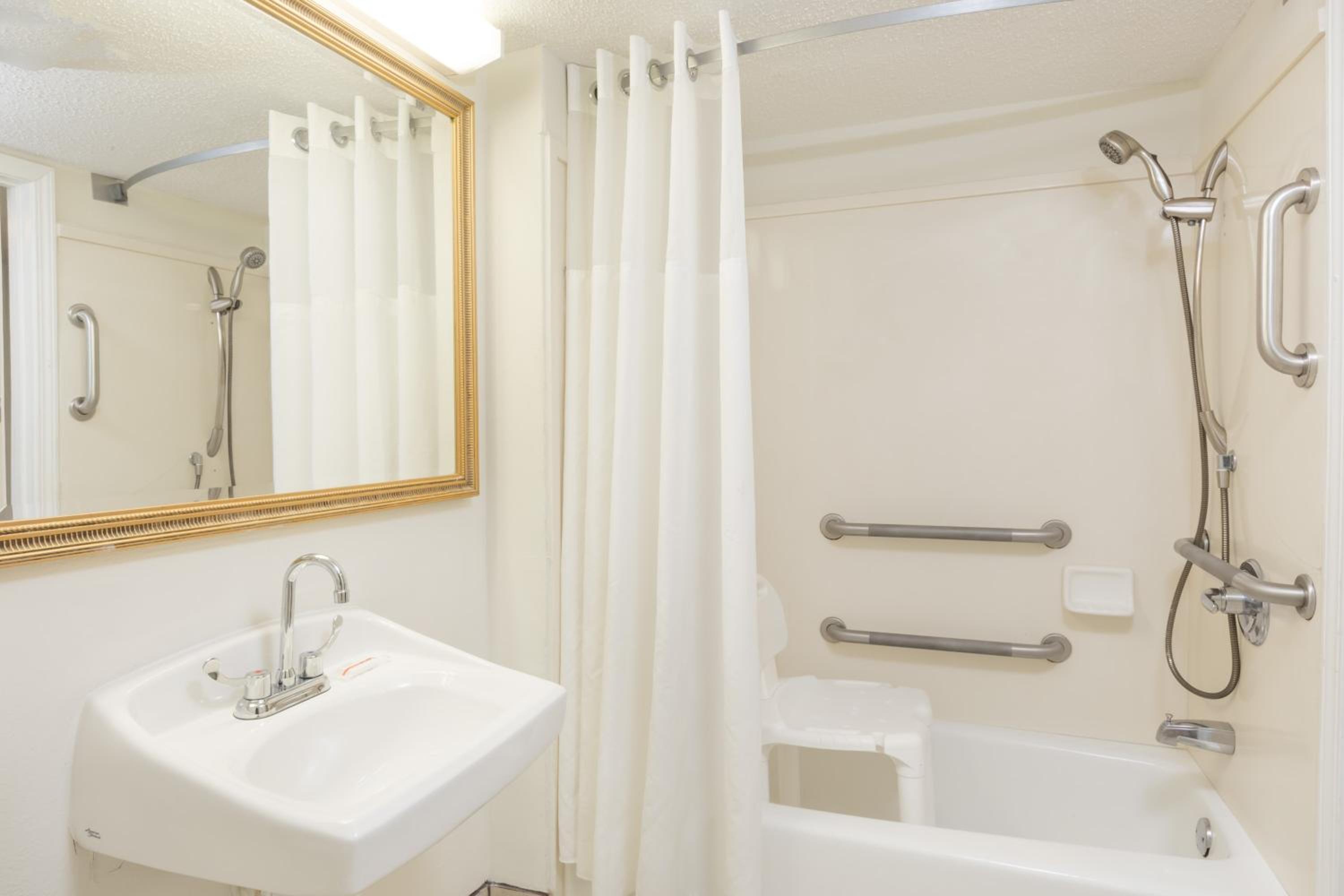 King Room - Disability Access/Non-Smoking - Photo 2