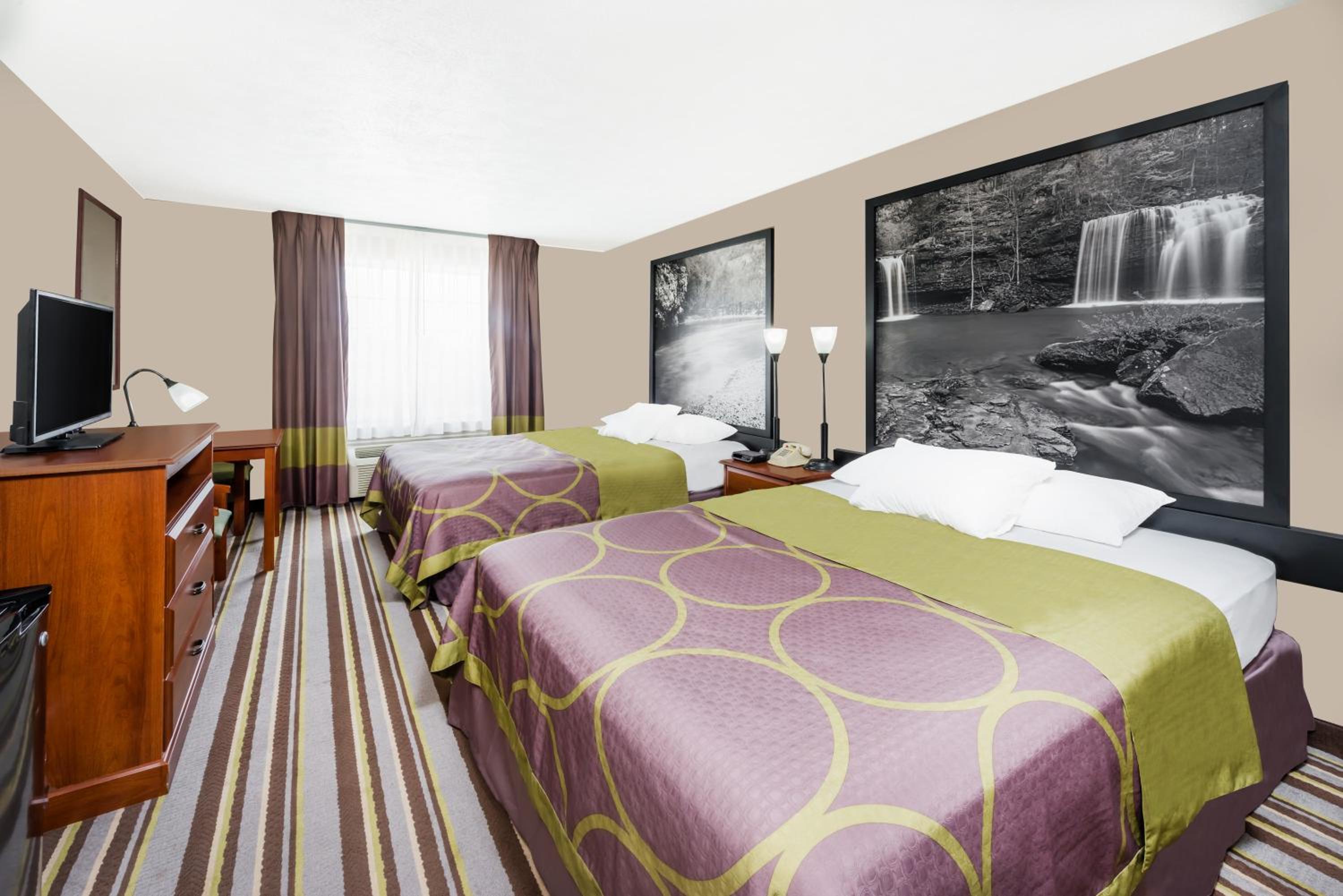 Queen Room with Two Queen Beds - Non-Smoking - Photo 1
