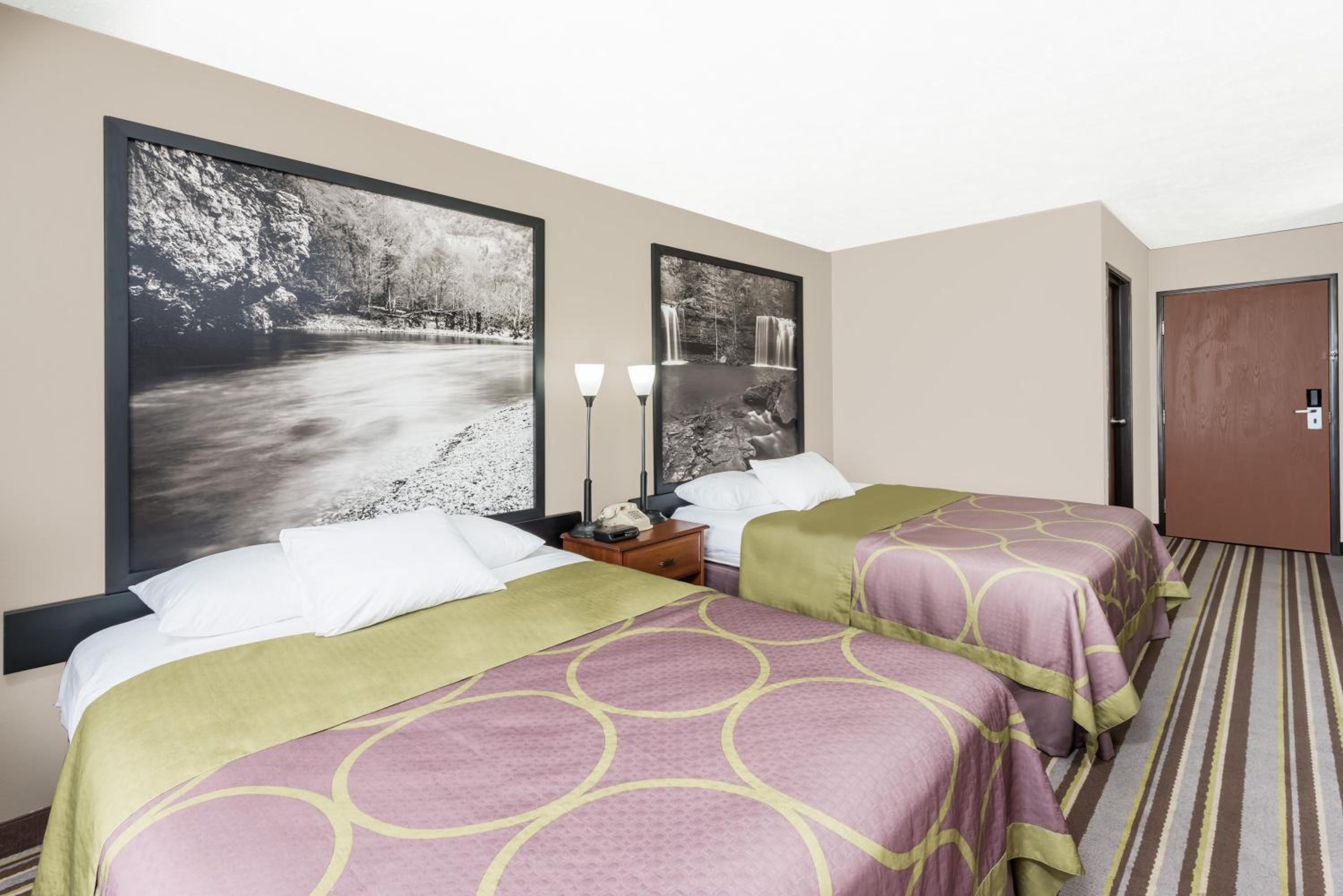 Queen Room with Two Queen Beds - Non-Smoking - Photo 4