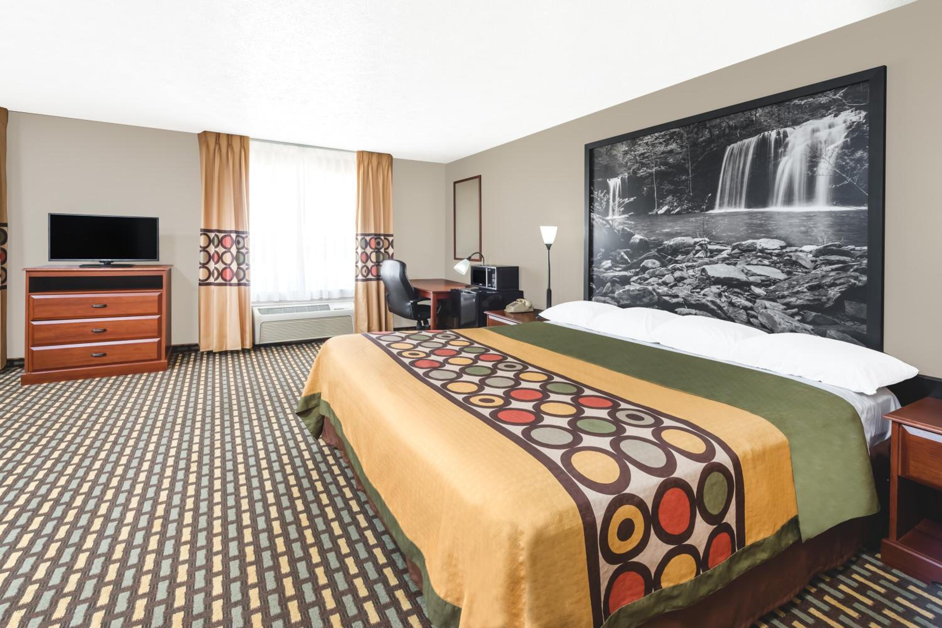 Deluxe King Suite - Non-Smoking - Photo 2