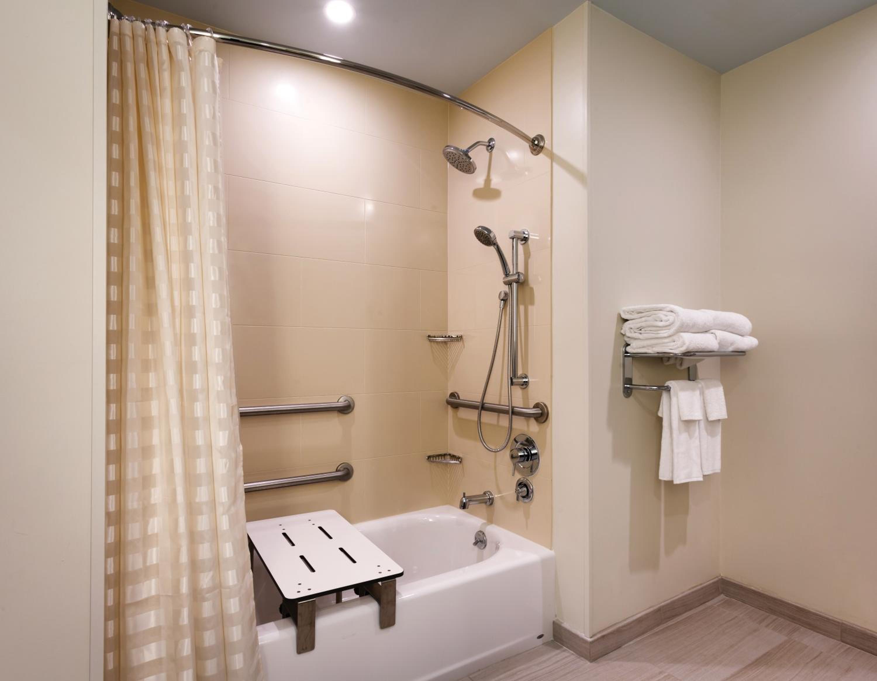 One-Bedroom Suite with Two Queen Beds, Kitchen and Accessible Tub photo 3