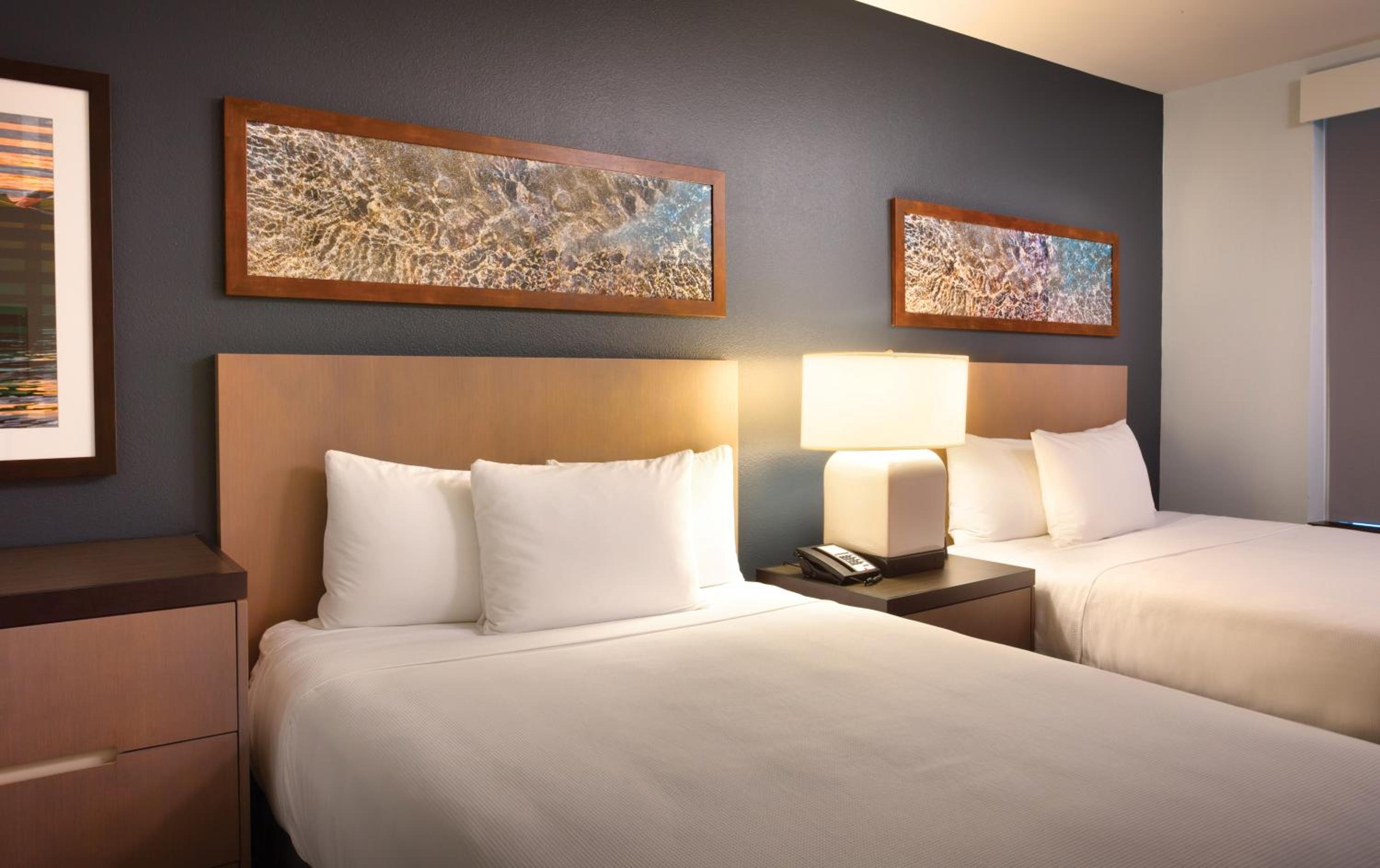 One-Bedroom Suite with Two Queen Beds with Sofa Bed and Kitchen photo 2