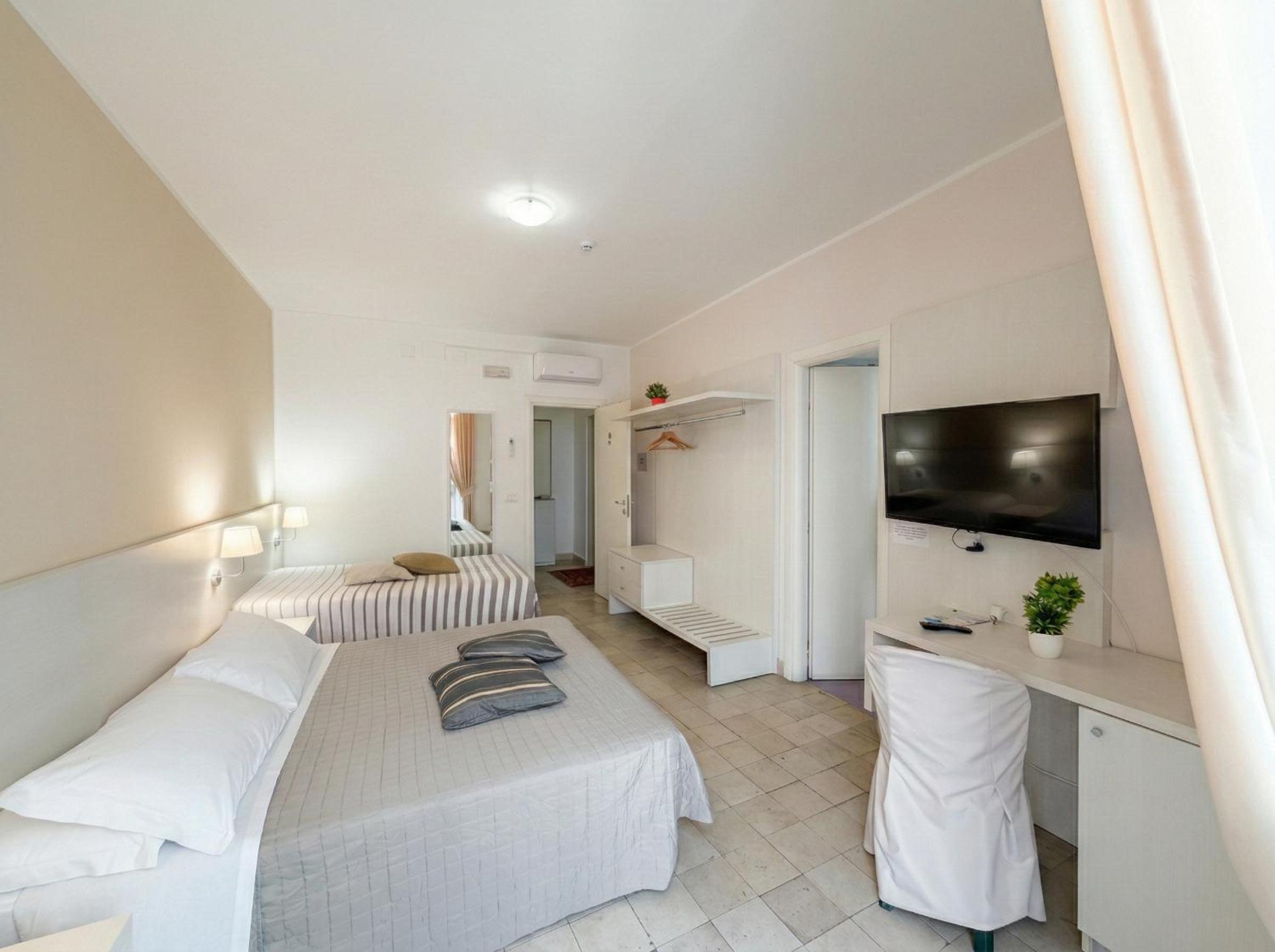 Camera Tripla vista mare