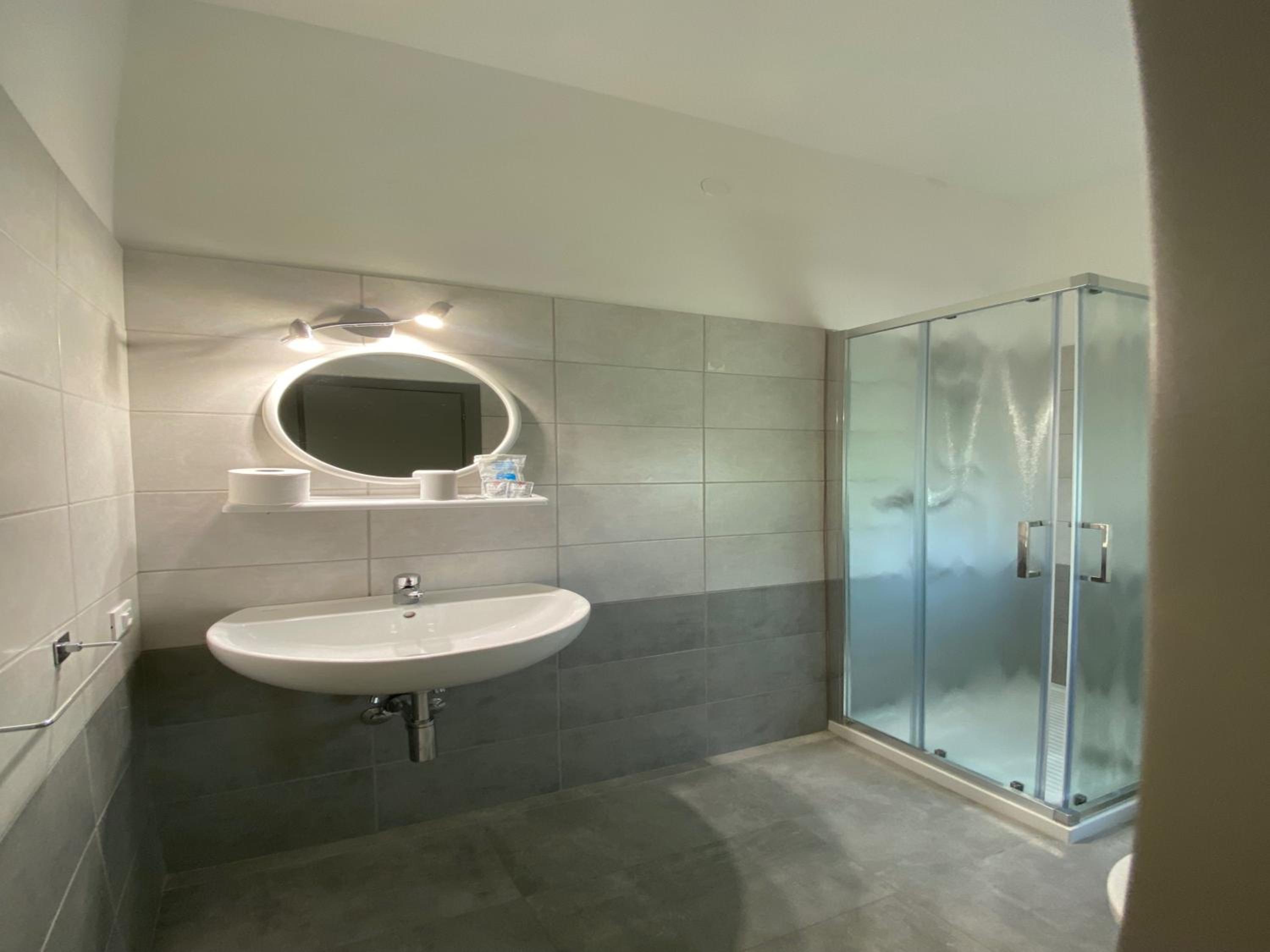Family Room with Shared Bathroom photo 2