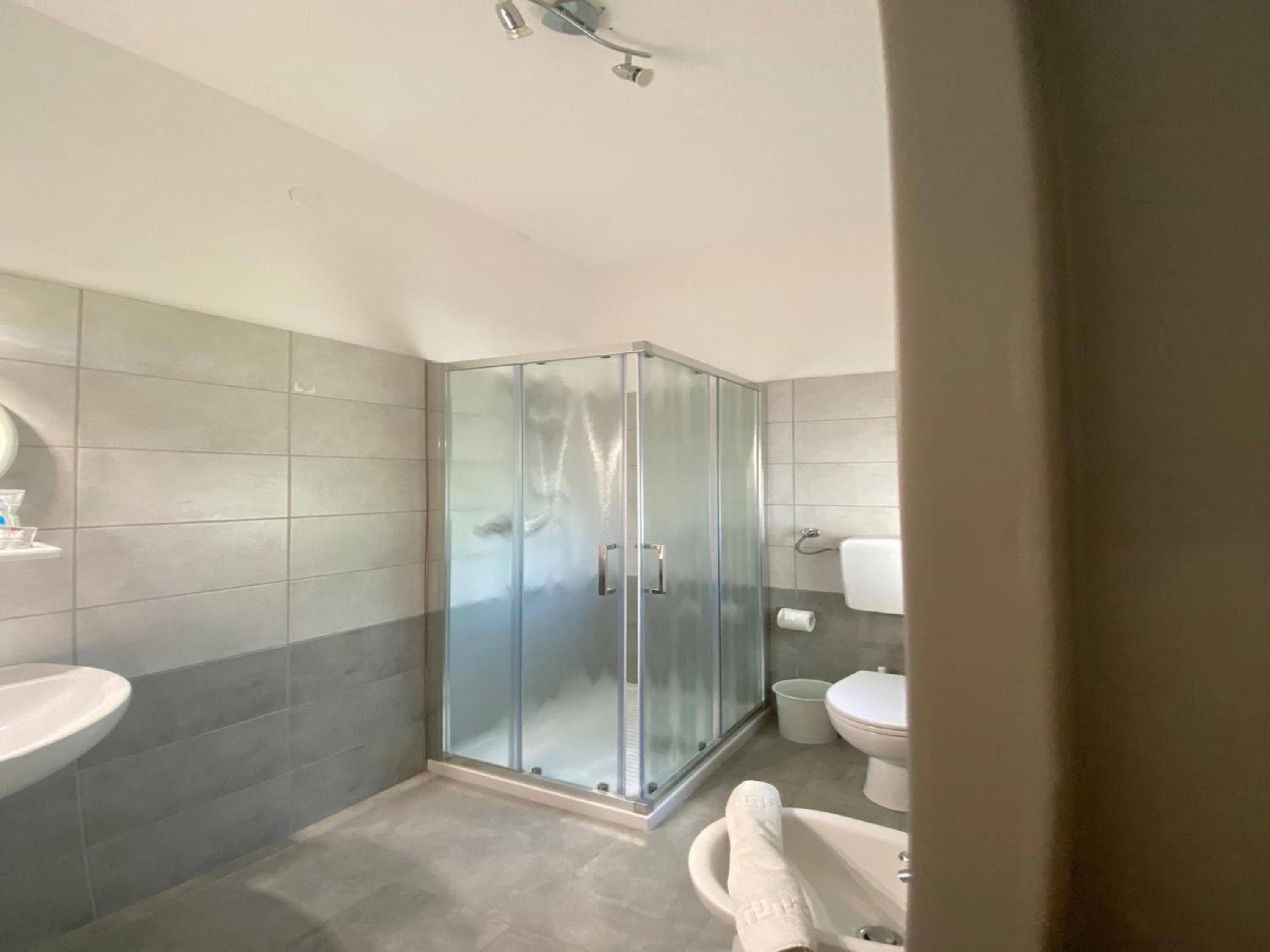 Family Room with Shared Bathroom photo 3