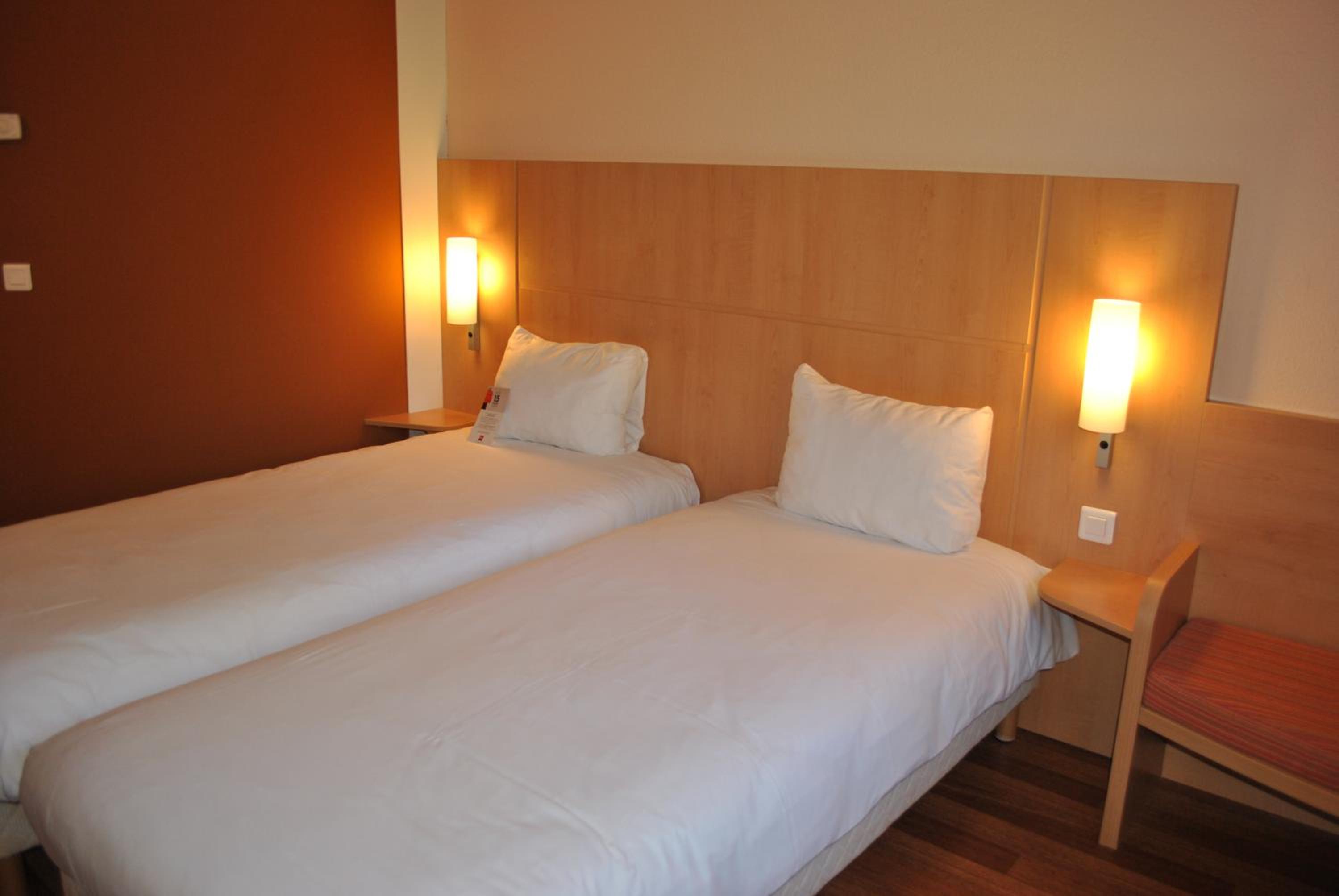 Standard Twin Room - Photo 5